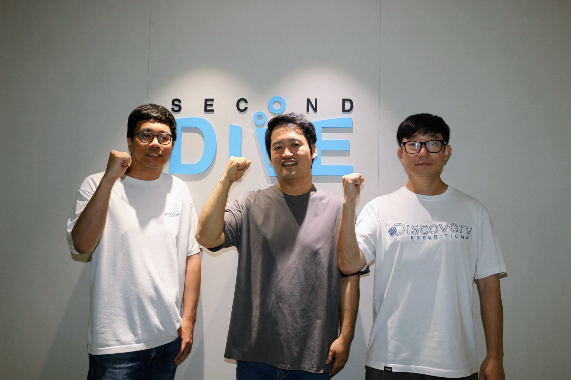 由左至右為總監朴祥勛、製作人郭根哲、美術總監黃豪