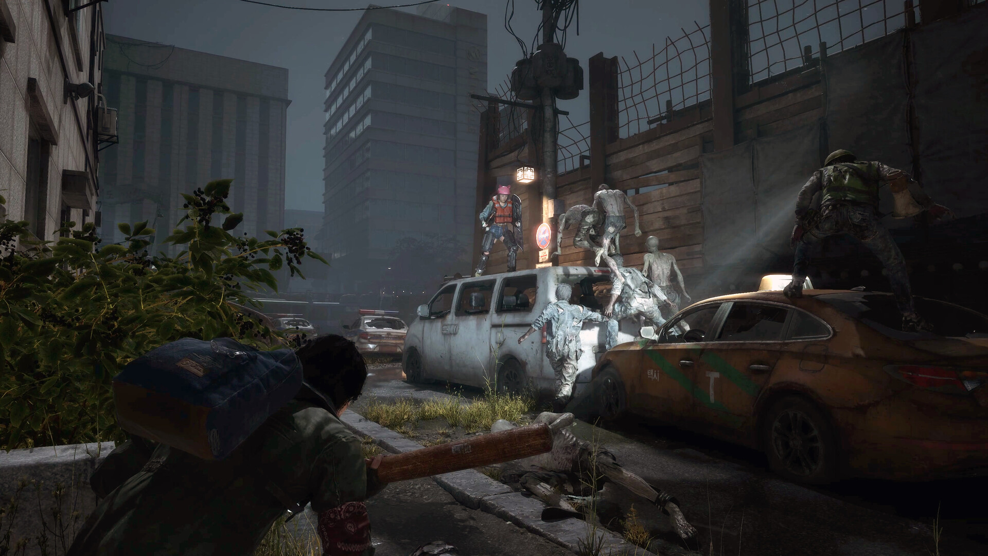 玩家在夜晚的城市中潛行探索