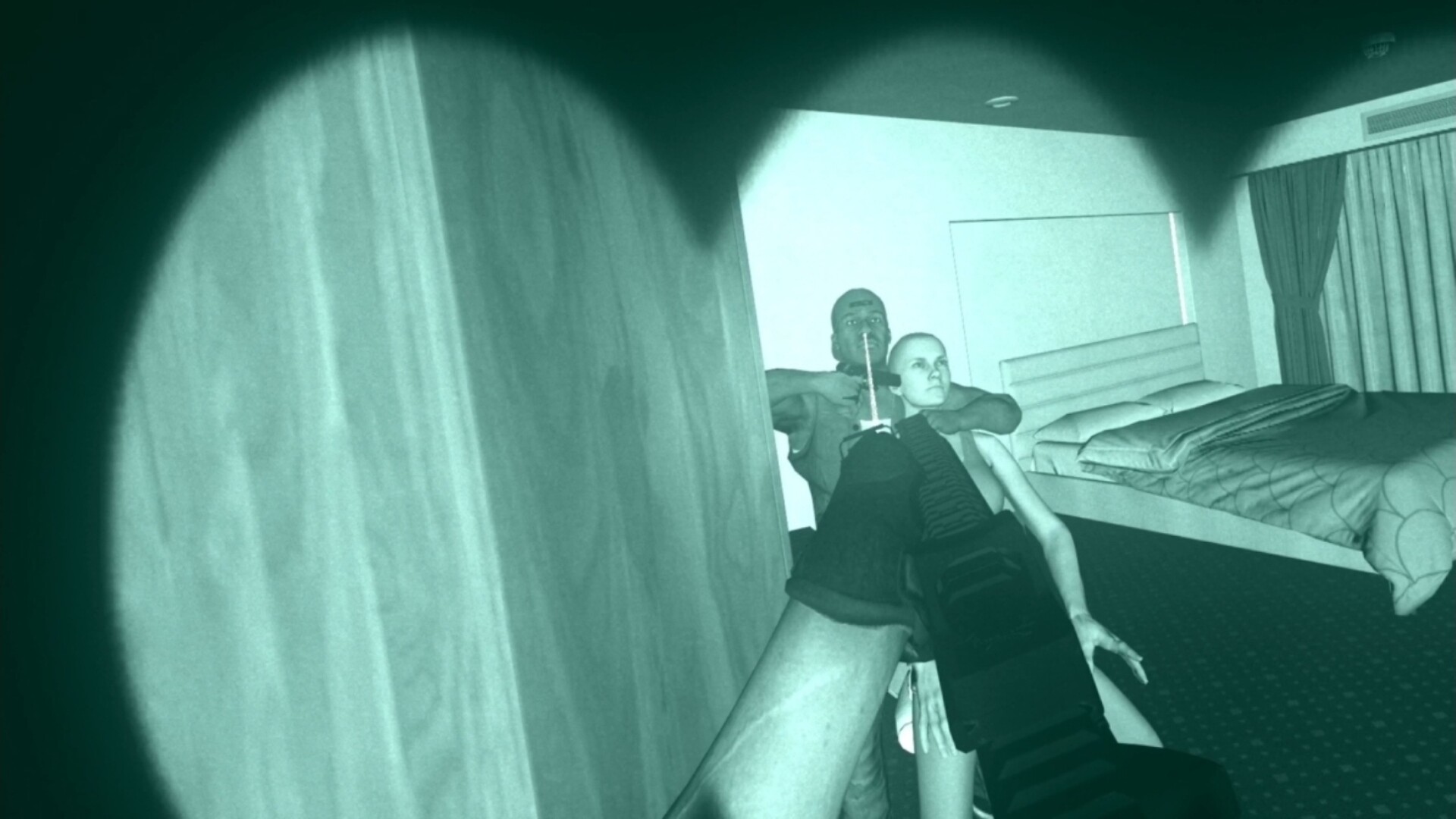 與隊友一同攻堅