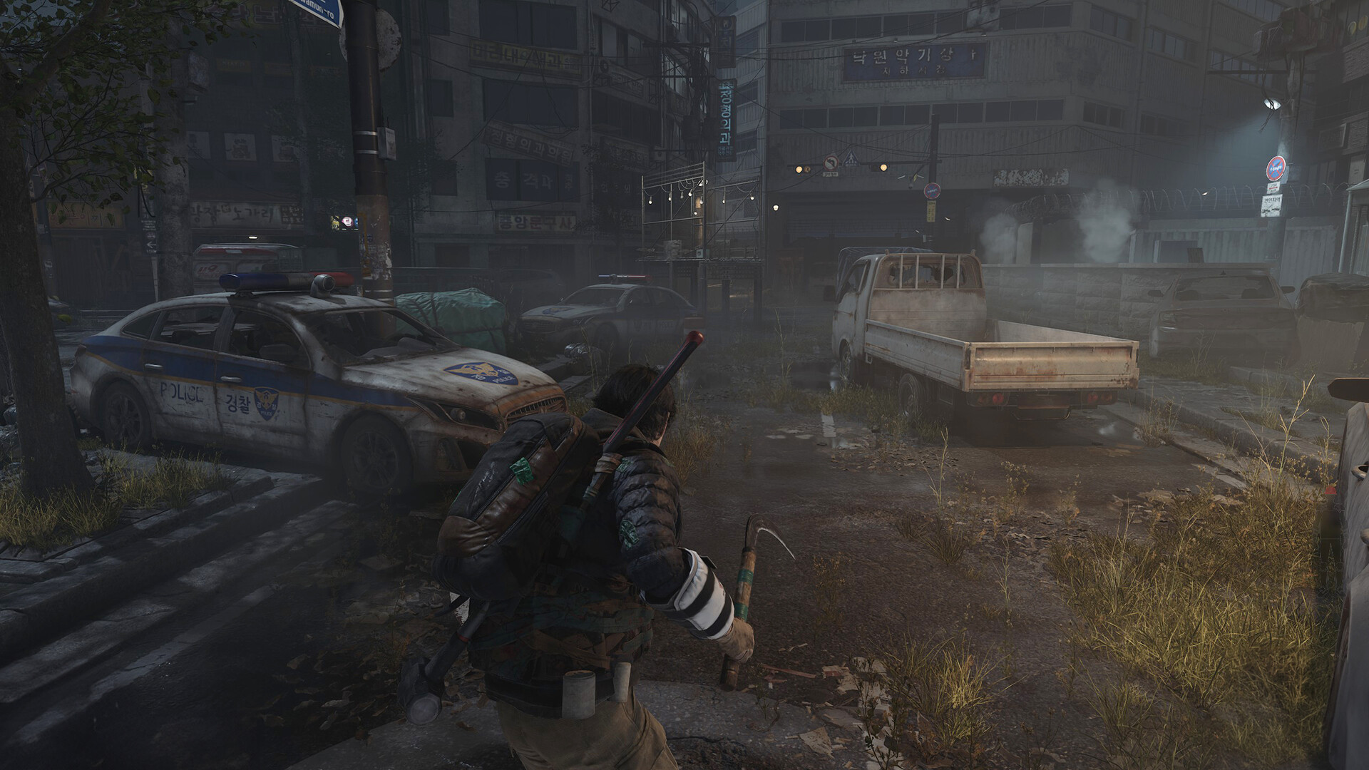 玩家在室內場景中小心翼翼地搜索