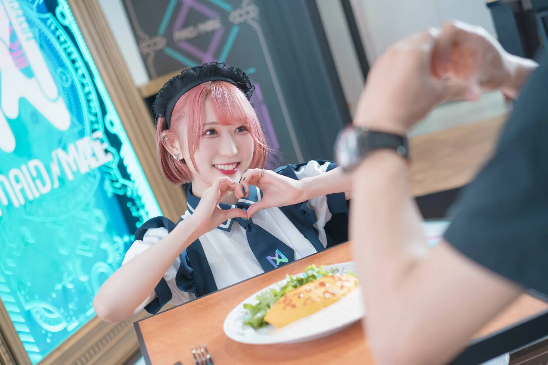 在蛋包飯上施加魔法的服務,是女僕咖啡廳的經典