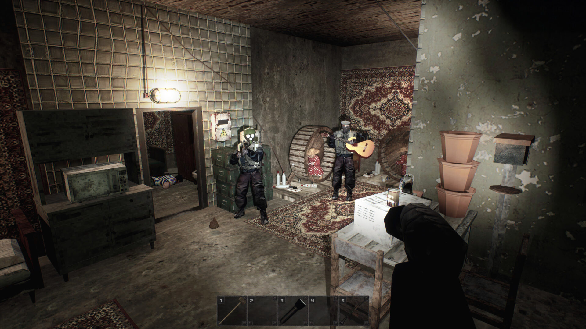 玩家們在精心佈置的地下避難所中休息。