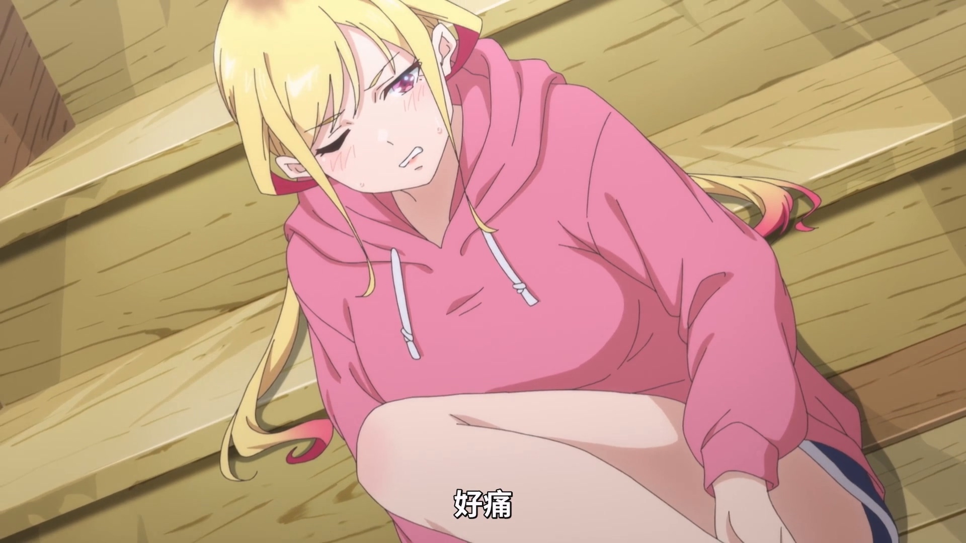 女主角不慎從樓梯上摔落,為按摩劇情鋪陳。