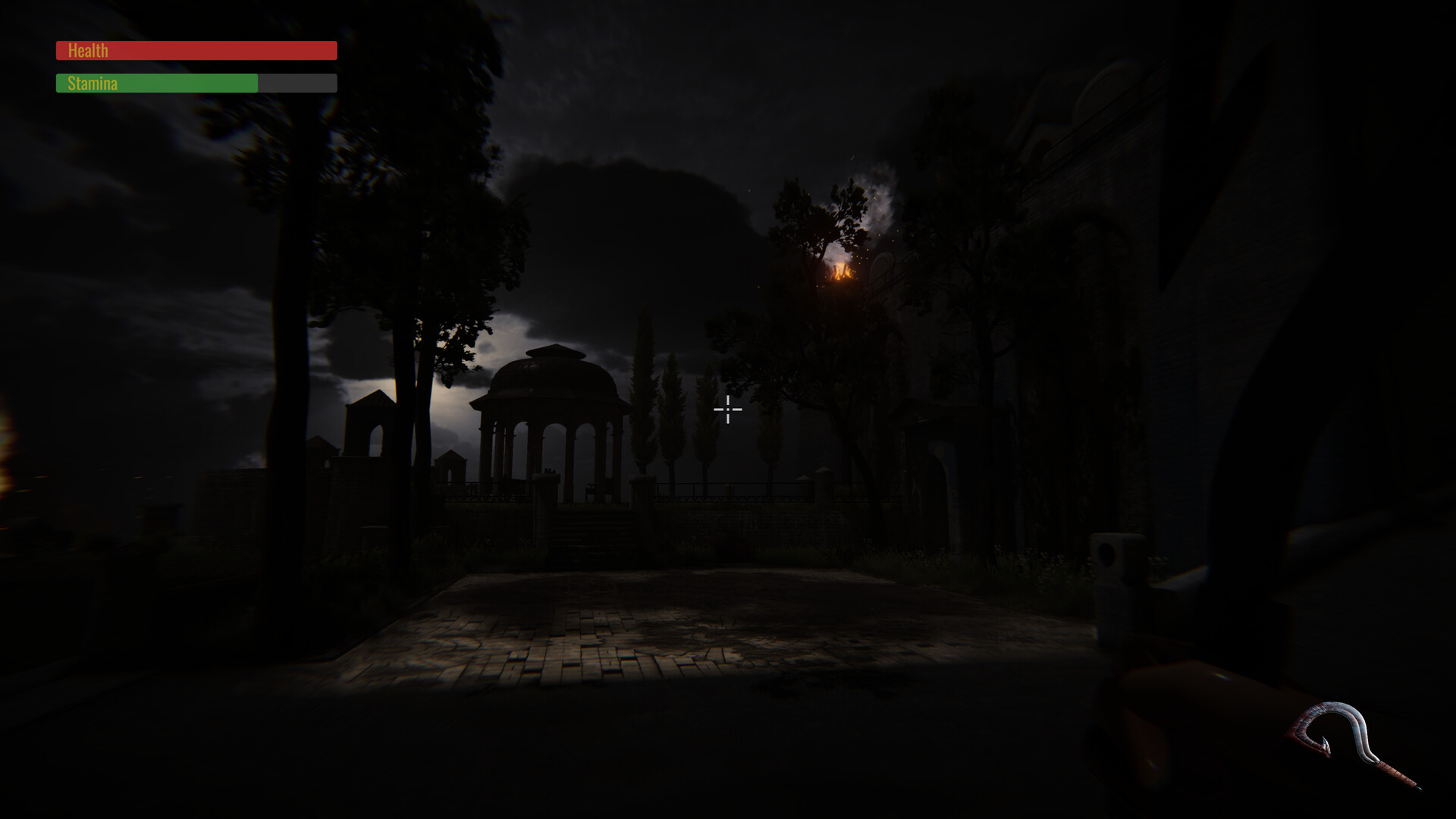 玩家手持槍械,在一個昏暗的室內場景中警戒