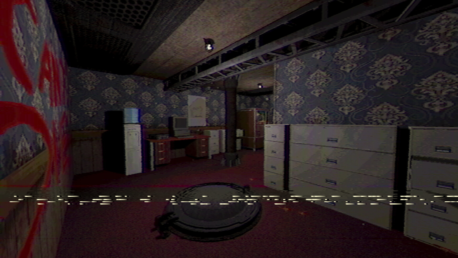 遊戲中詭異的場景，牆上似乎有奇怪的符號