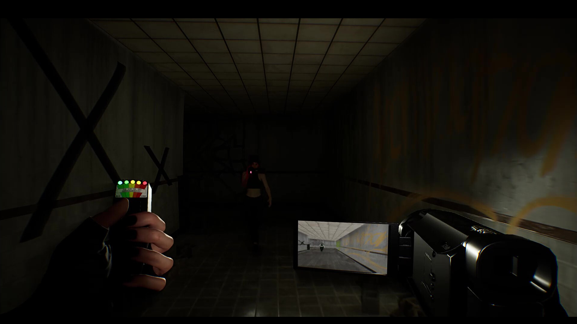 一個神秘的發光球體懸浮在廢棄房間中央，光線照亮了周圍的瓦礫和破損的牆壁。