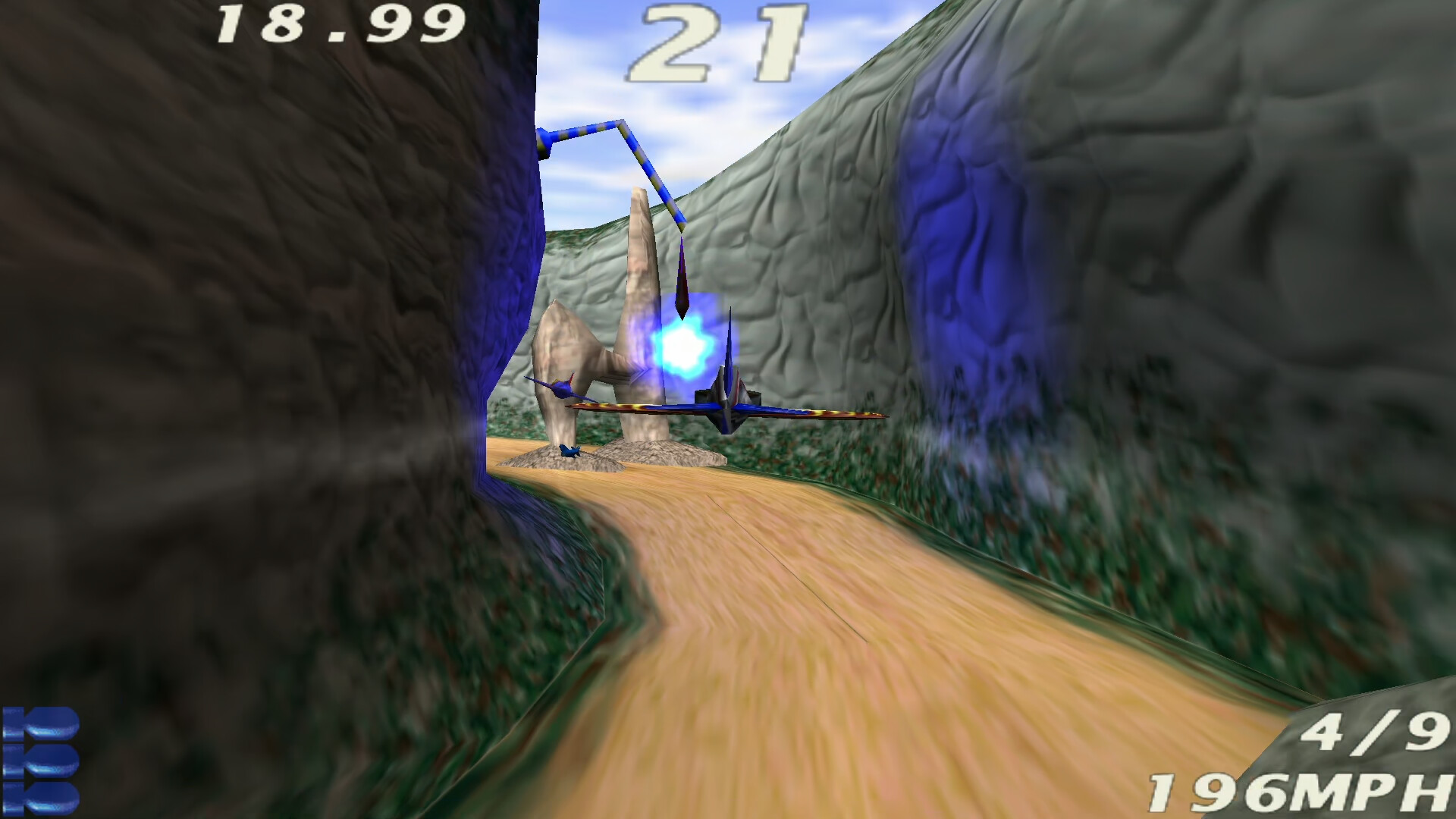 一架飛機低空飛過水面，激起陣陣水花。