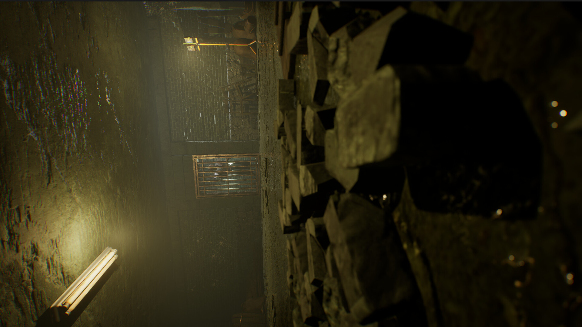 另一個監視器畫面，呈現出一個雜亂的室內空間。