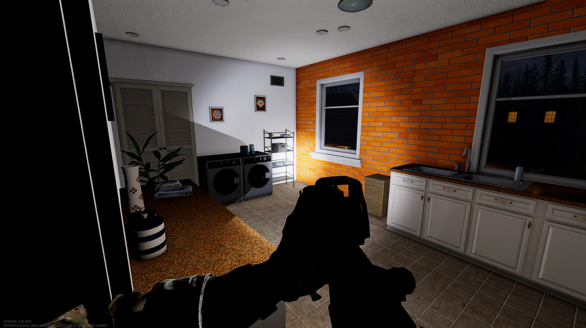 遊戲中玩家可以細微地控制側身角度，以最小的暴露面積獲取情報。