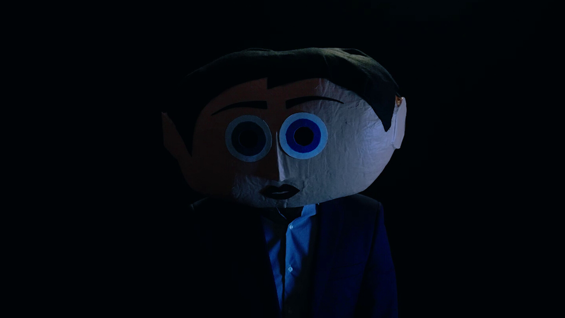 亞當拿著一把槍,場景氛圍緊張