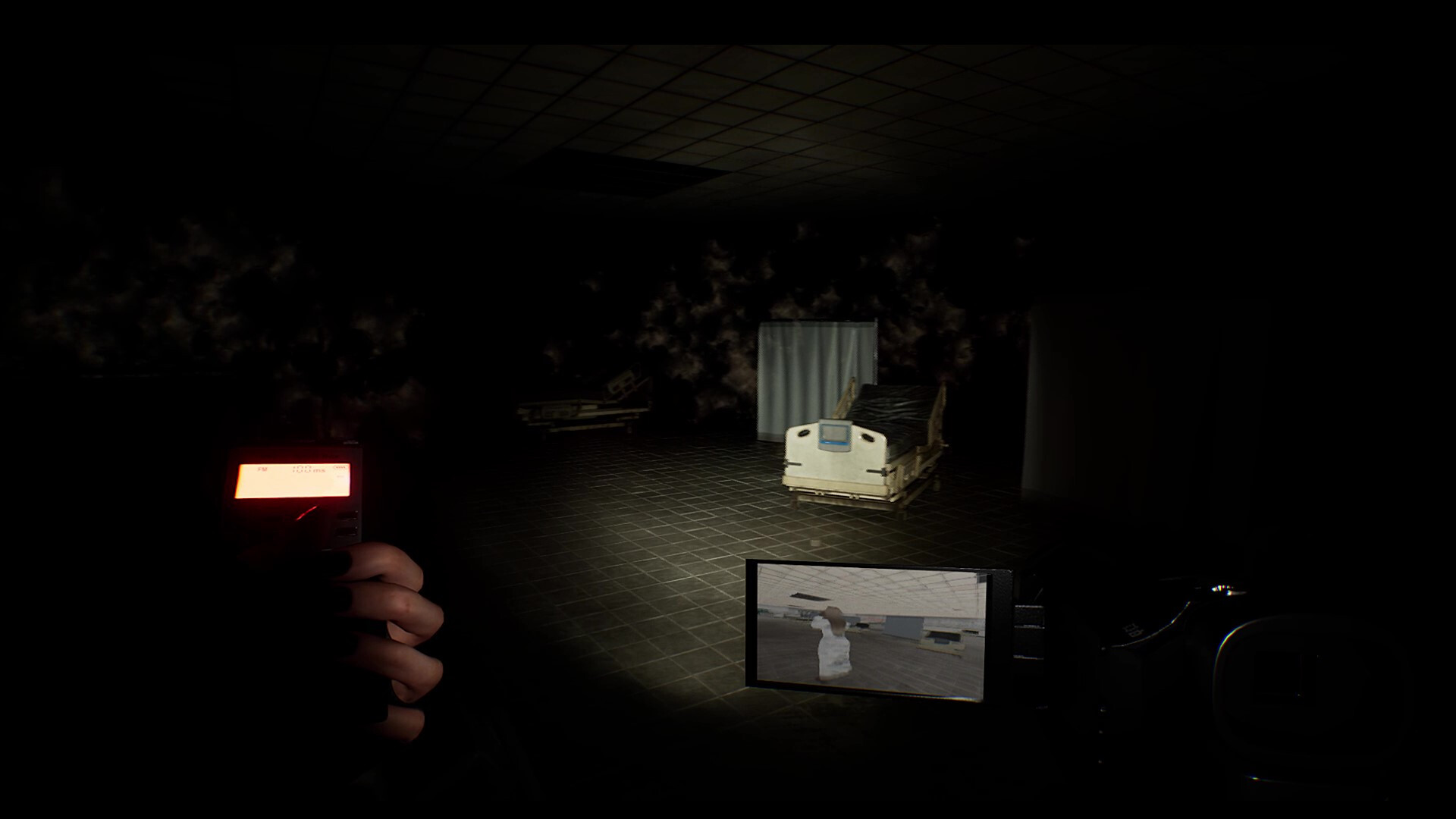 一個巨大的、散發著藍光的圓形傳送門出現在一個工業風格的場景中。