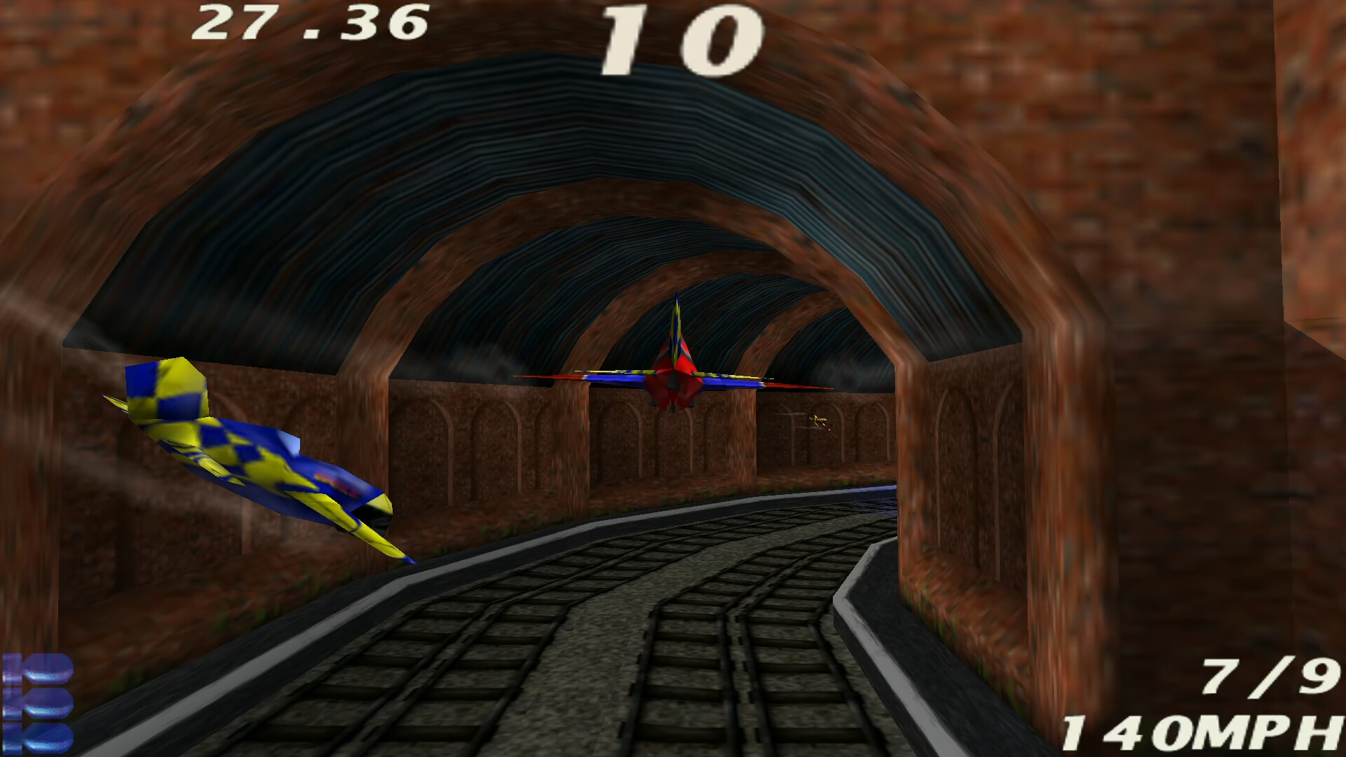 一架飛機在充滿未來感的城市賽道中穿梭，周圍是高聳的建築和霓虹燈。