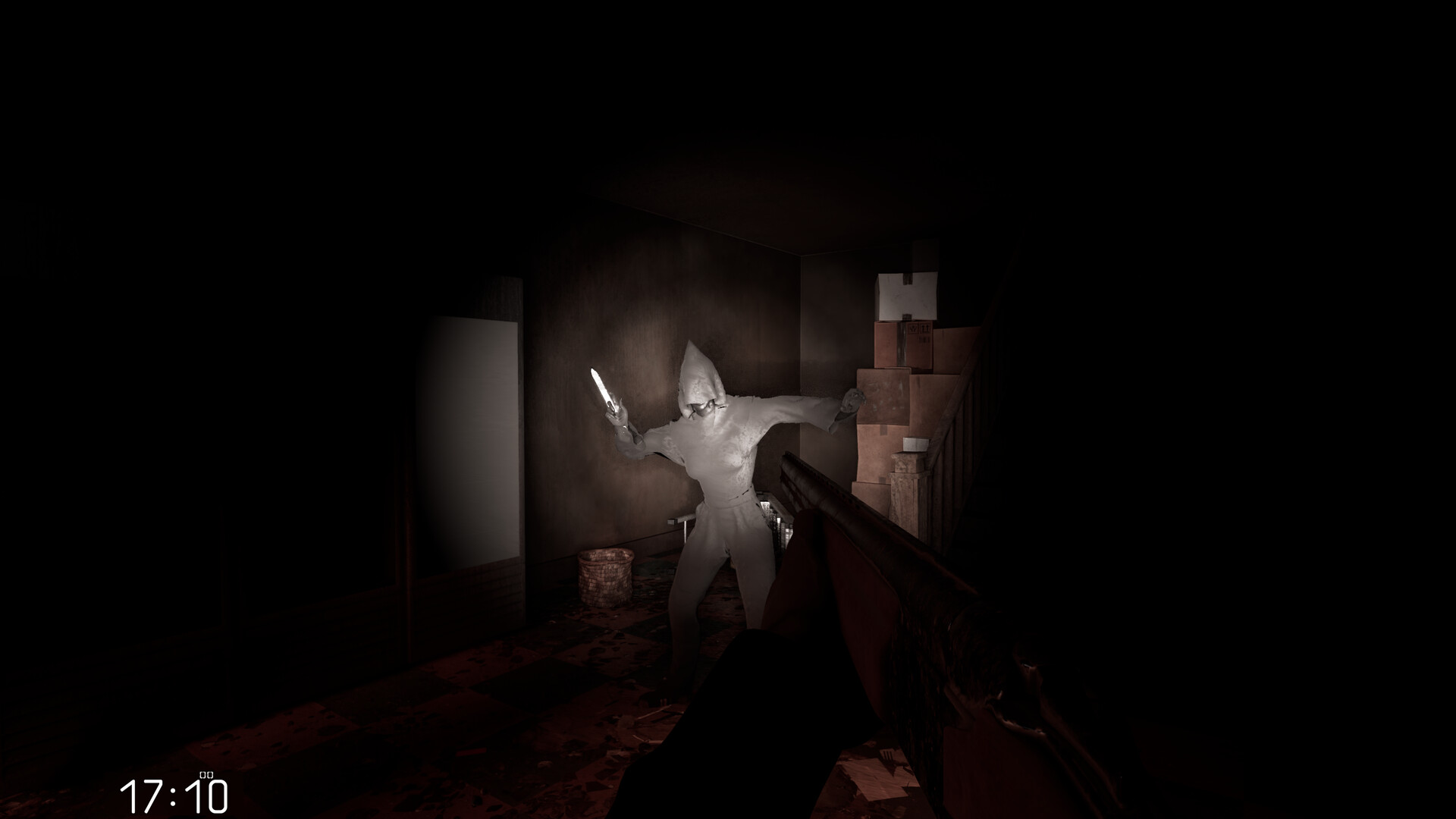 玩家手持槍械在黑暗中探索