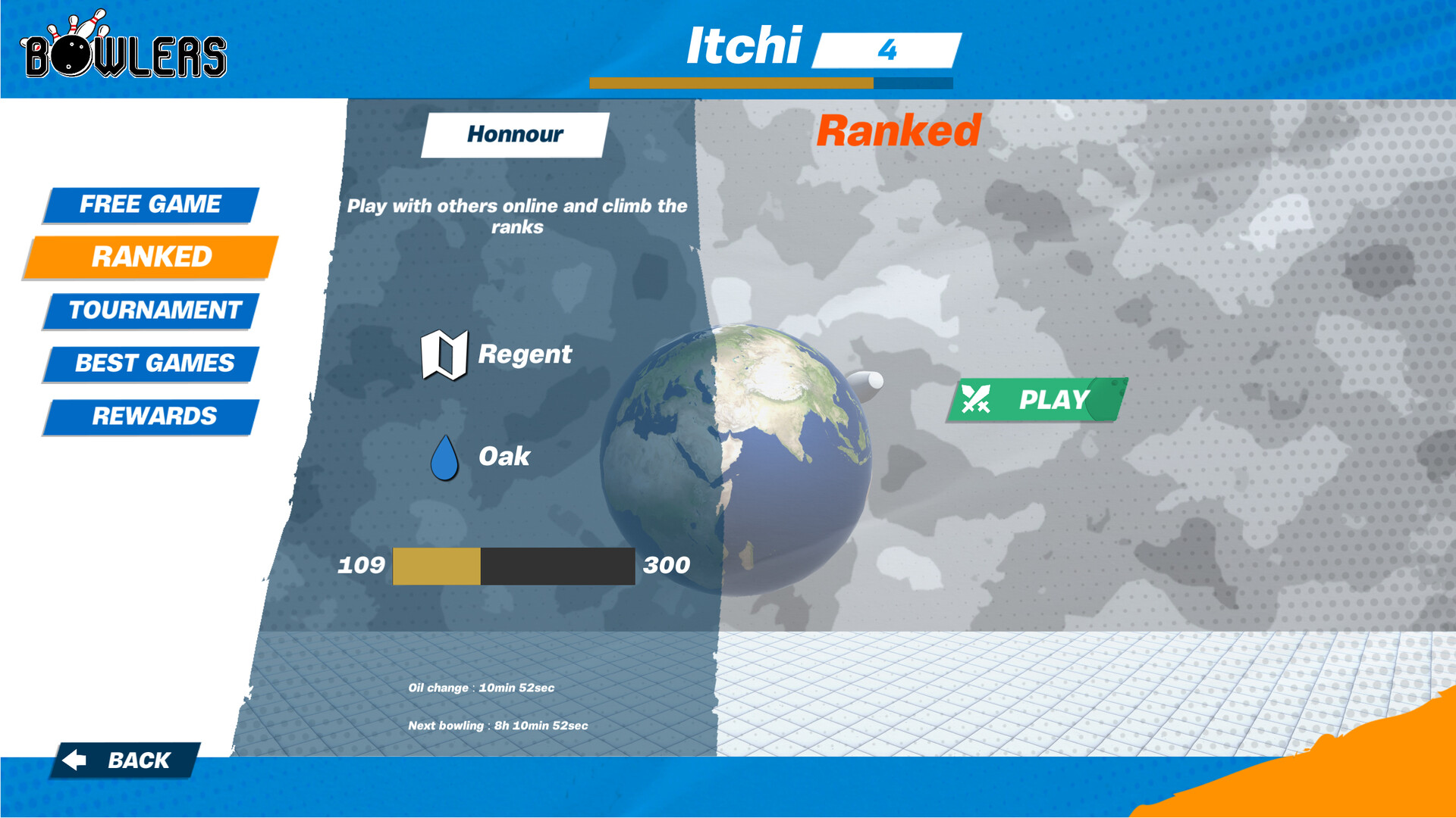 保齡球在球道上滾動，即將擊中球瓶的特寫鏡頭