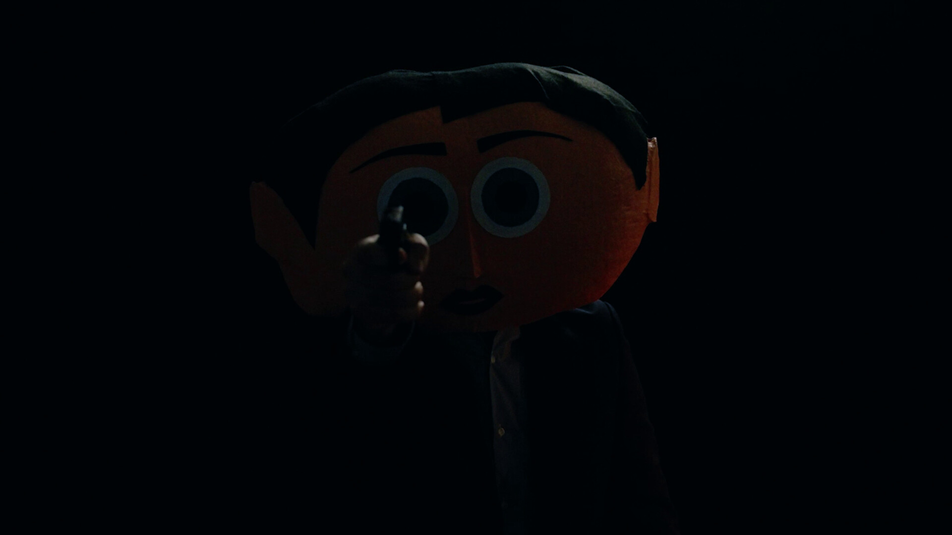 亞當面對著鏡頭,表情充滿不確定性