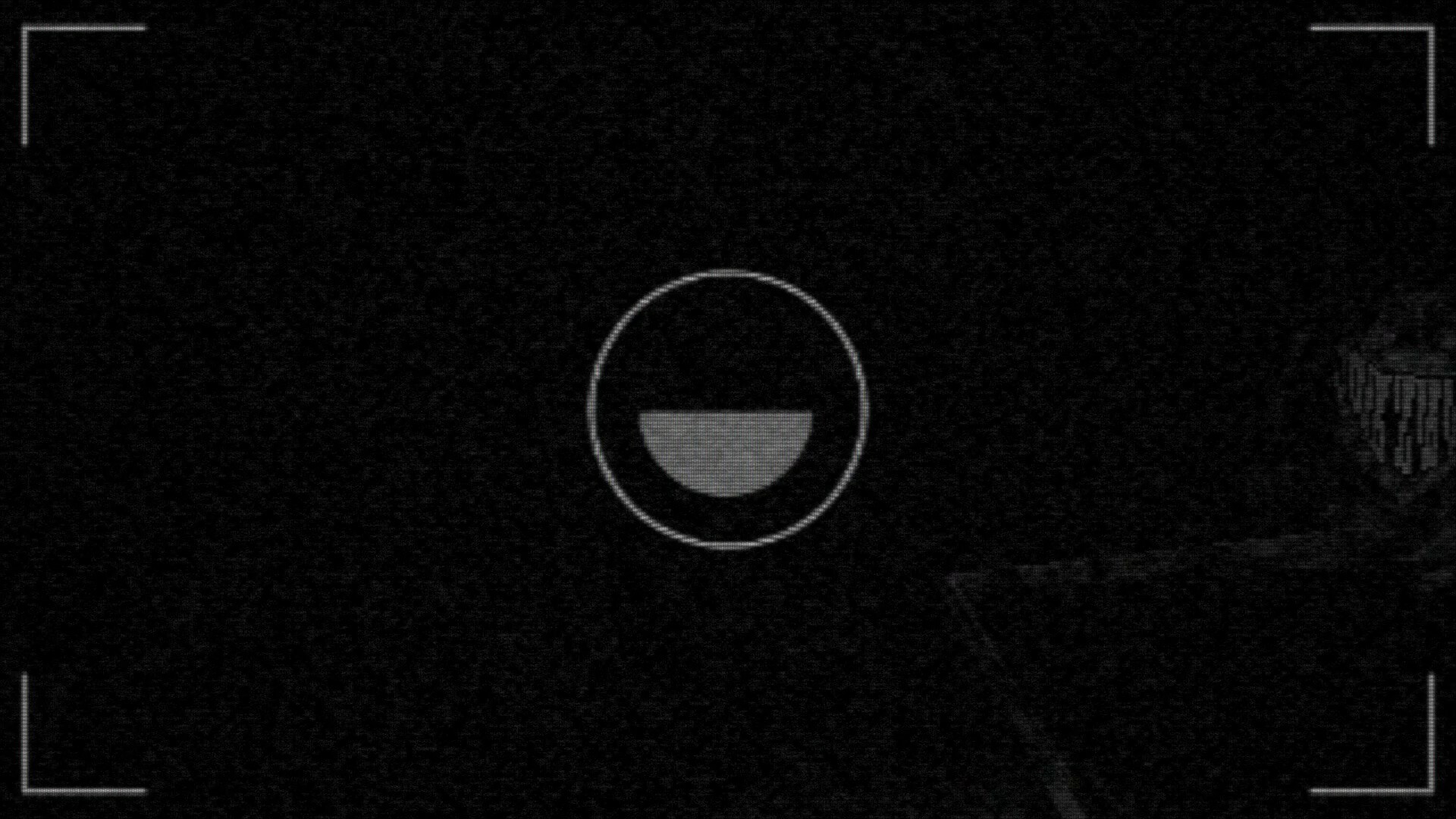 一個詭異的怪物在閃光下現形