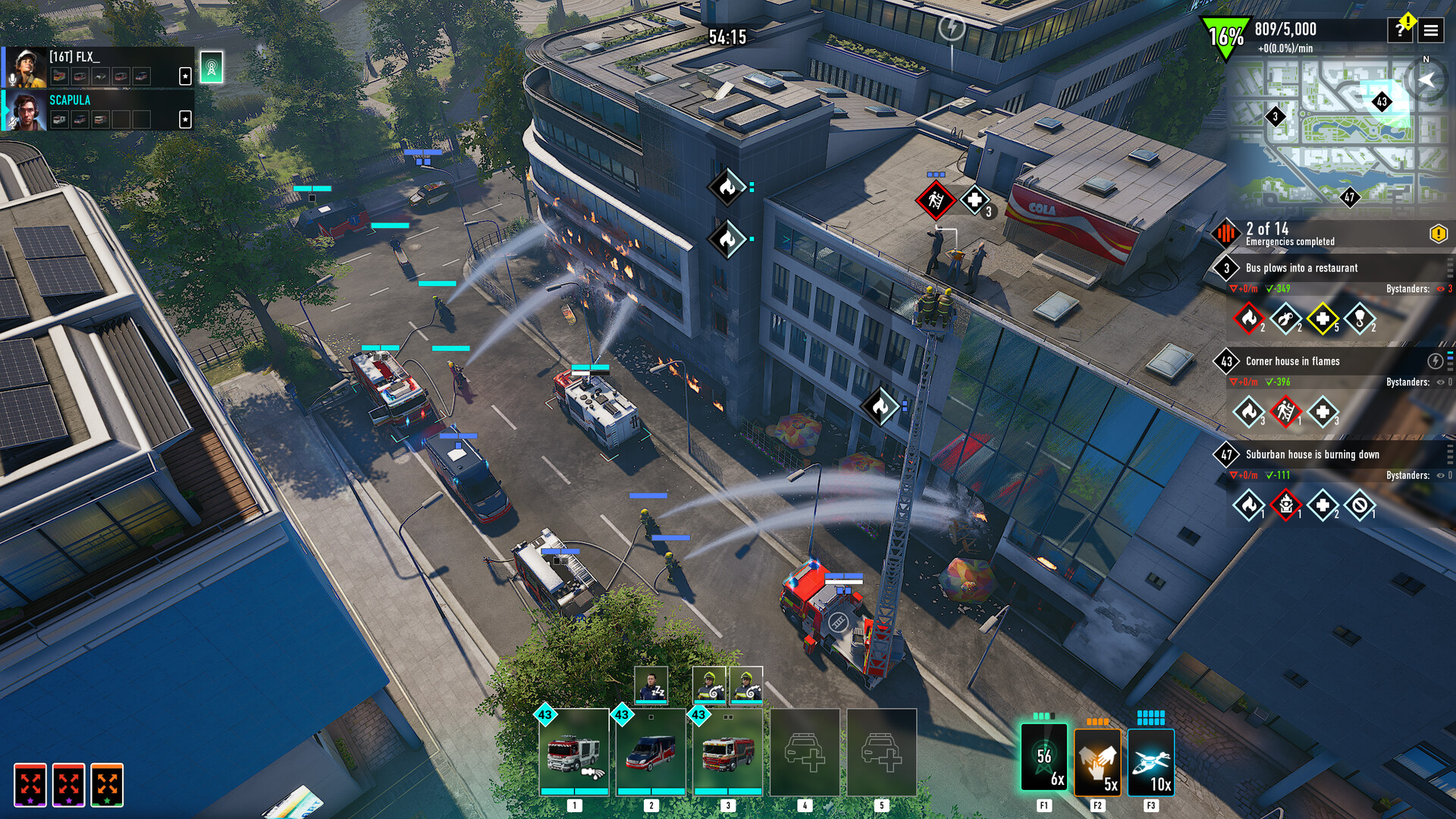 消防隊員正在撲滅猛烈的工廠大火。