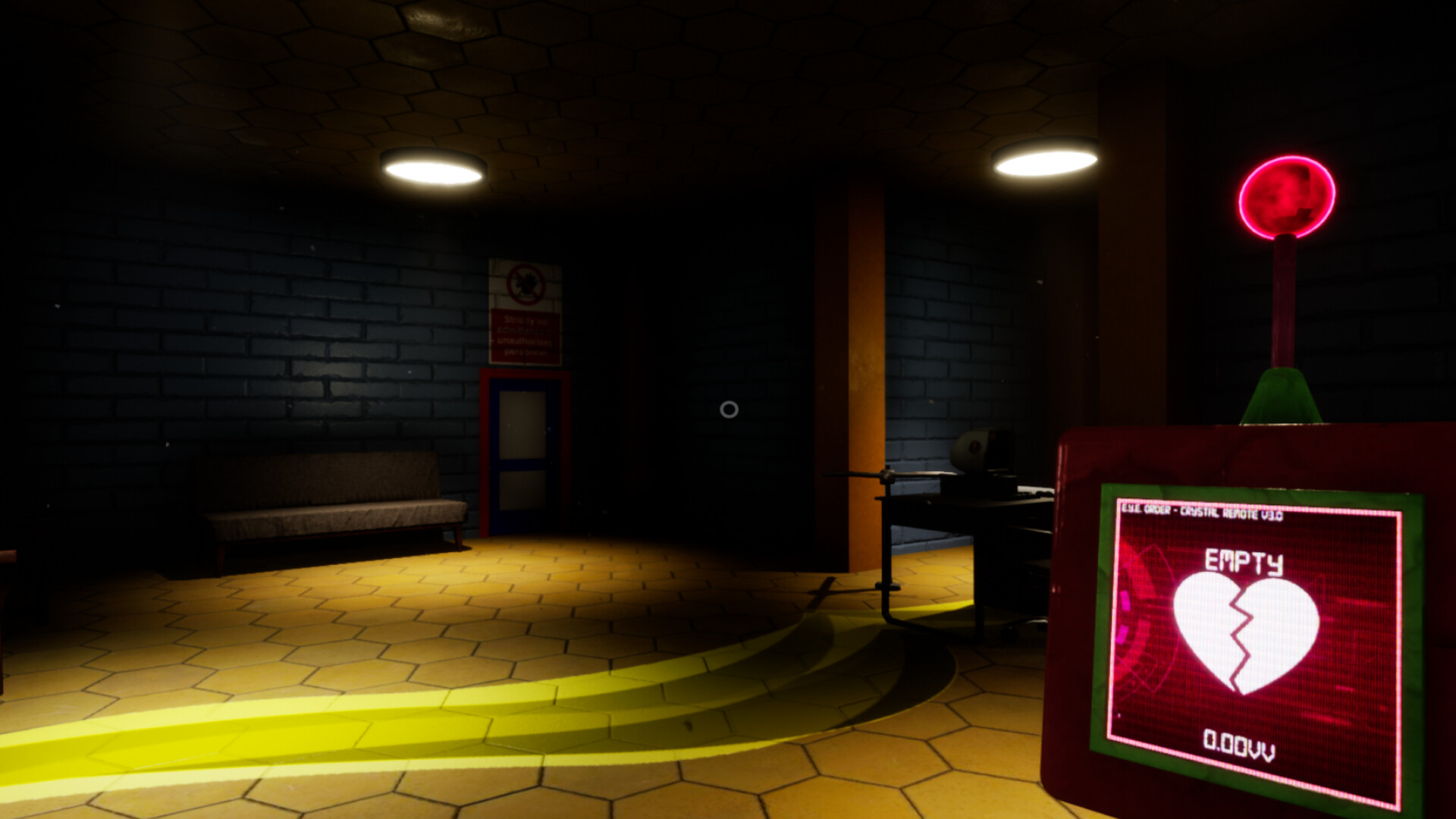 遊戲中的一個房間,牆上掛著詭異的面具,氣氛緊張。