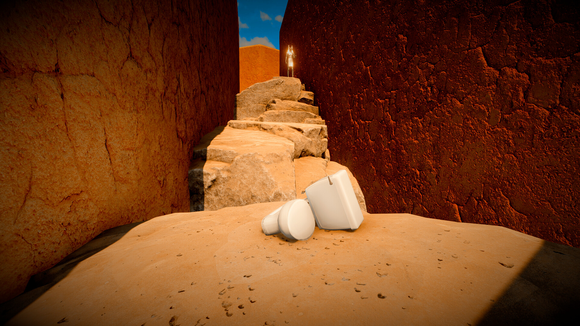 馬桶角色在一個充滿埃及風格雕像的沙漠場景中前進。