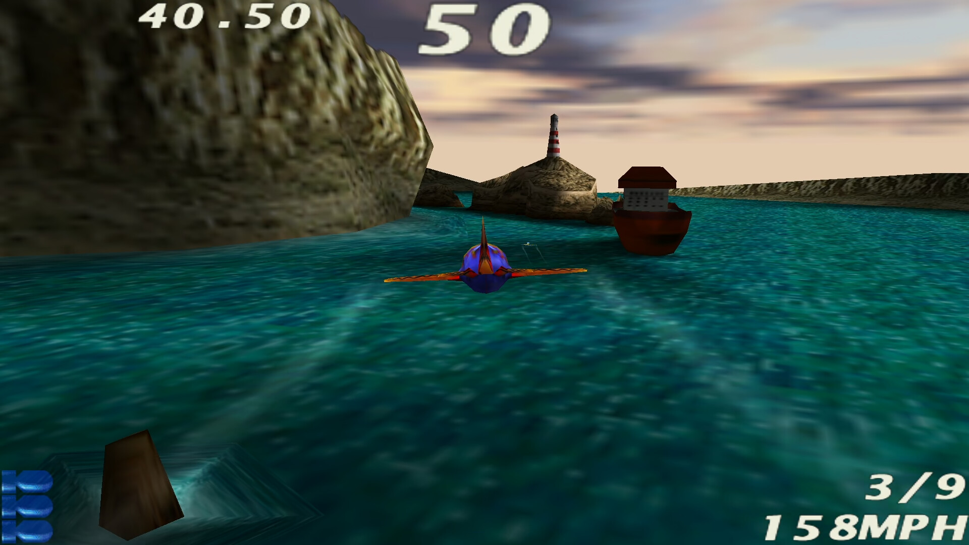 遊戲中的紅色飛機正飛越一個充滿工業管道和建築的賽道。