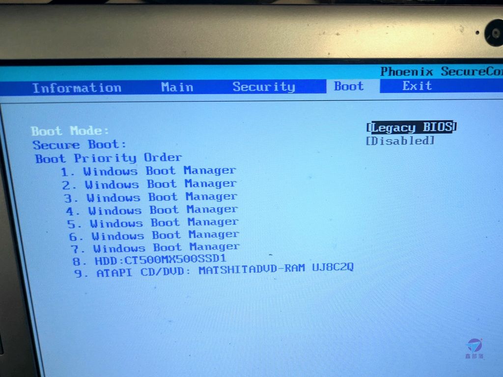 在 BIOS/UEFI 設定中，將開機順序調整為 USB 隨身碟優先，以便啟動 WinPE 救援環境。