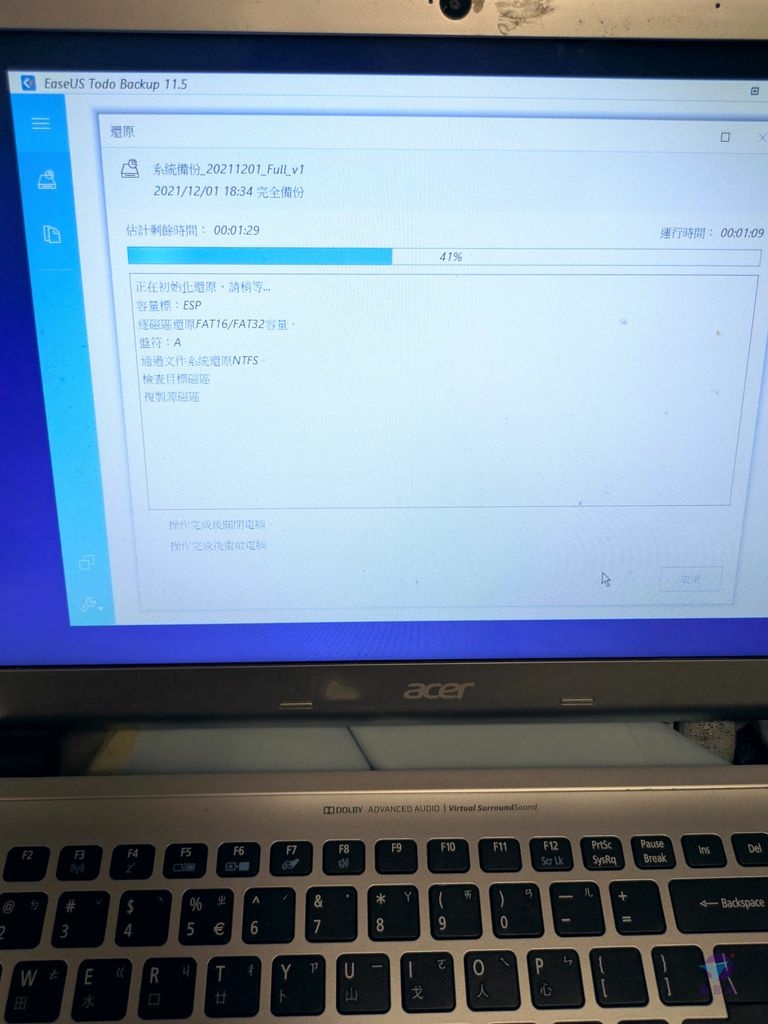 在 WinPE 環境下，EaseUS Todo Backup 正在執行系統還原作業，介面顯示進度條與預估剩餘時間。