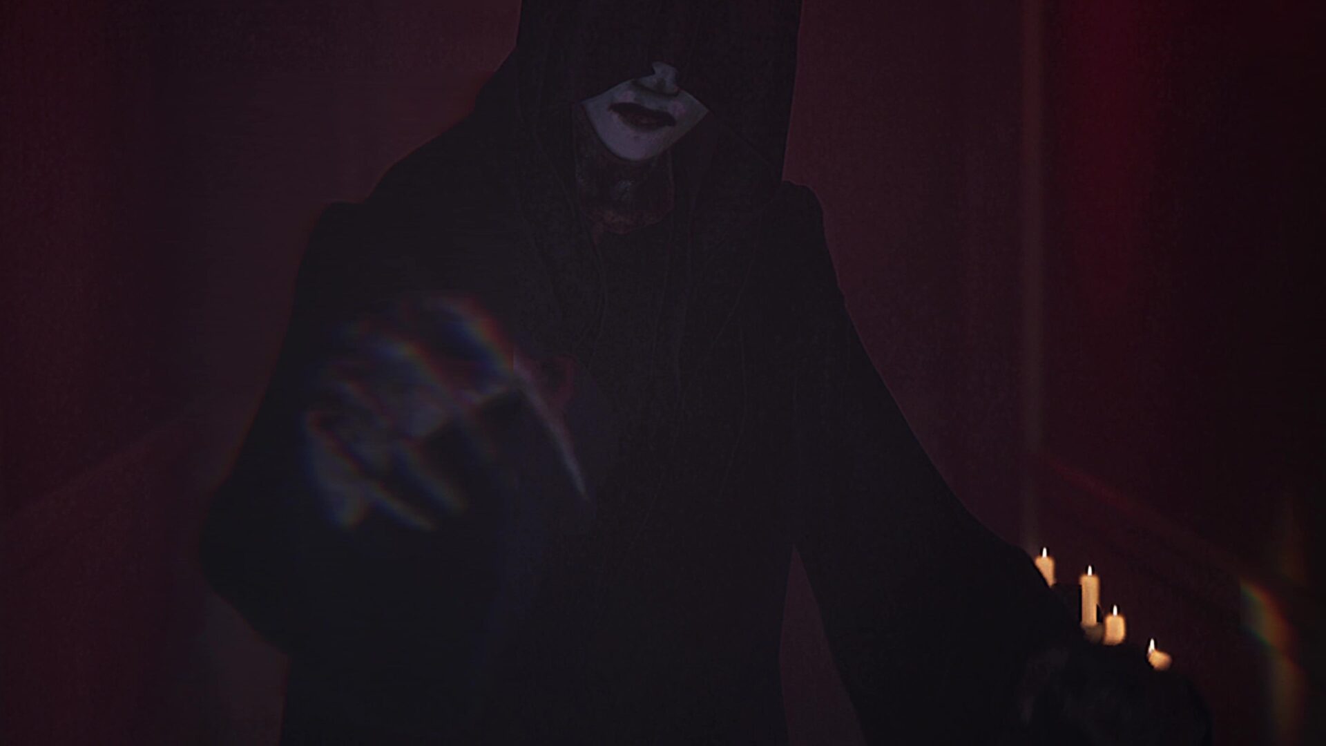 廢棄的辦公室場景，暗示著現實世界的壓力也是創傷的一部分。