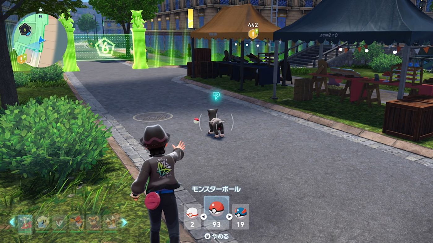 訓練家在野生特區中直接投擲精靈球捕捉寶可夢。