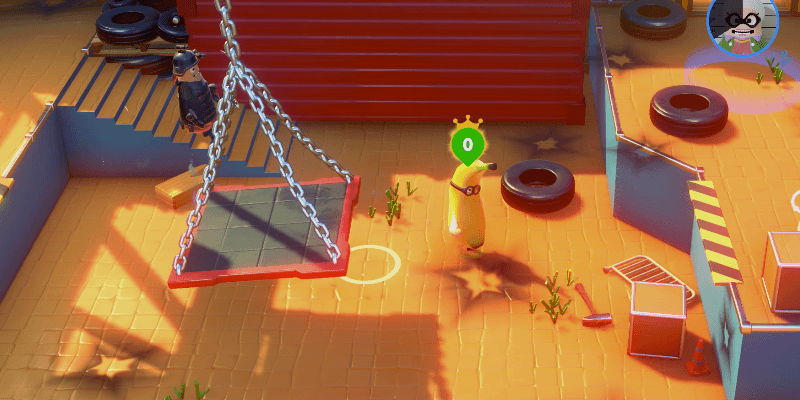 一名玩家用大槌子攻擊警察角色。