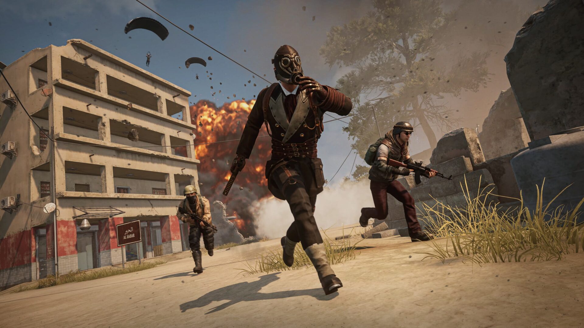 一名玩家手持狙擊槍，從高處俯瞰下方的城鎮，準備狙擊敵人。