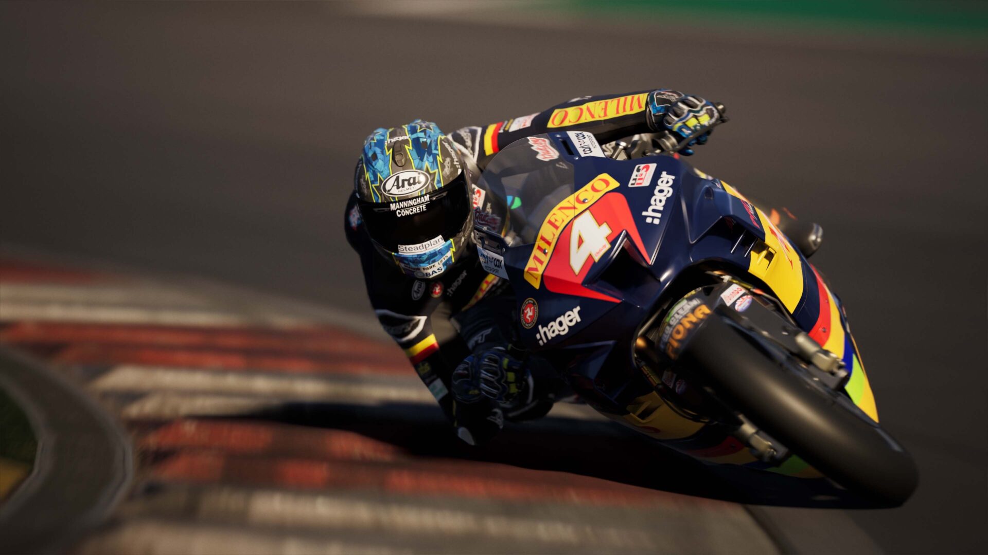 摩托車在賽道上高速過彎