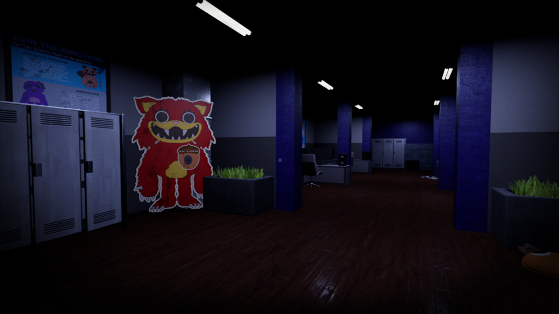 一個巨大的卡通角色站在燈光下，表情詭異。