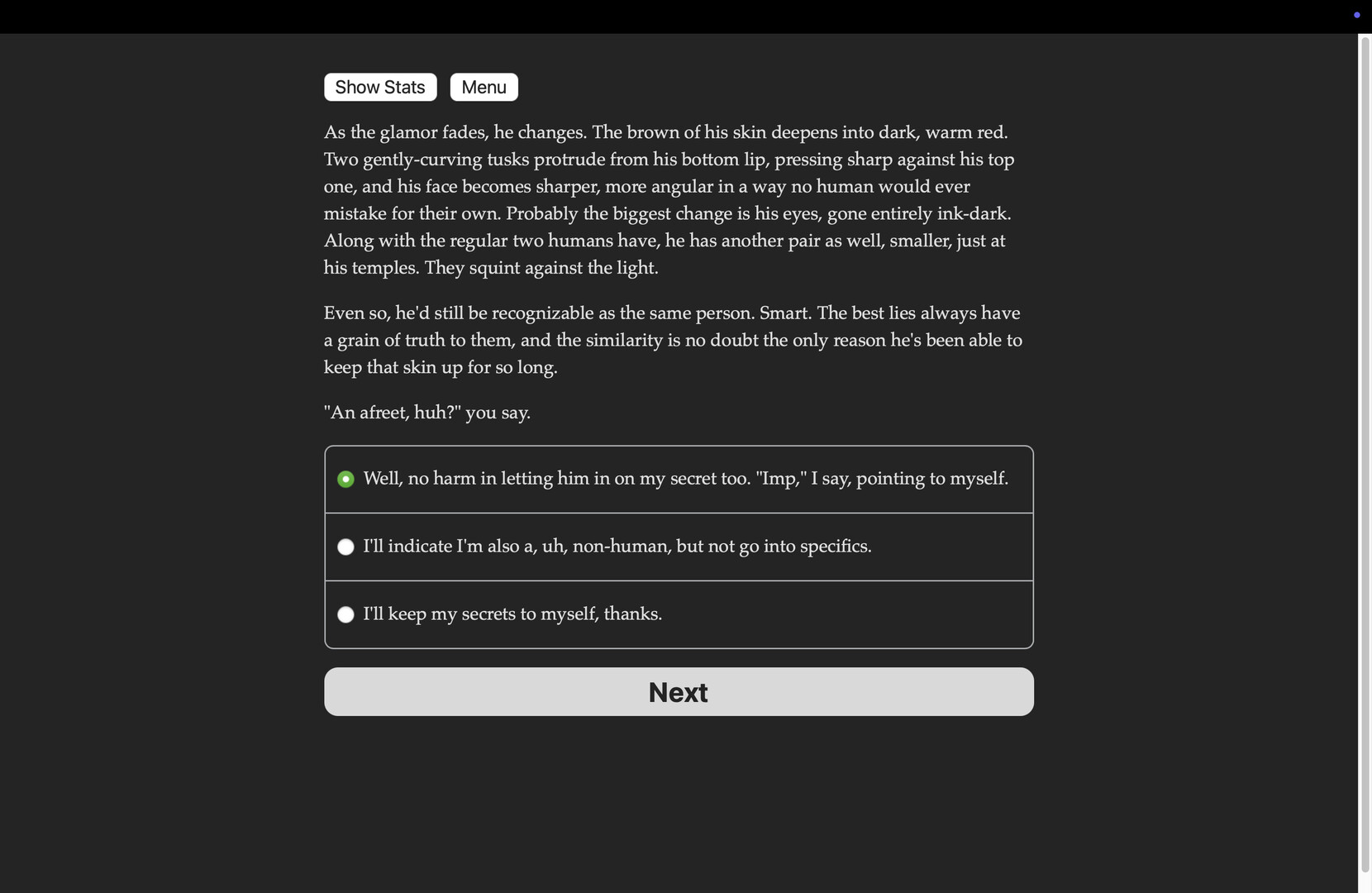 《魔精與偽裝者》遊戲中充滿氛圍的場景描述，引領玩家深入故事。