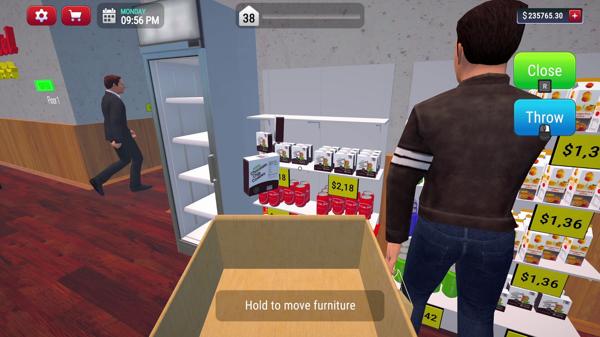 飯店附設的迷你商店，貨架上擺滿了各種商品