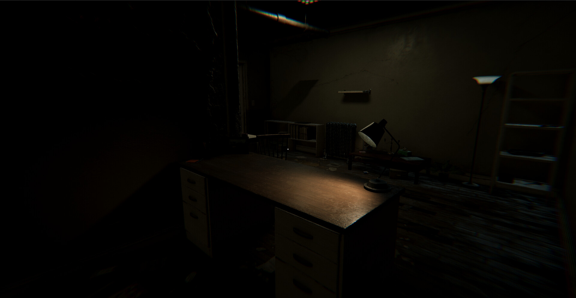 遊戲中的一個房間，光線從窗戶透入，照亮了塵埃