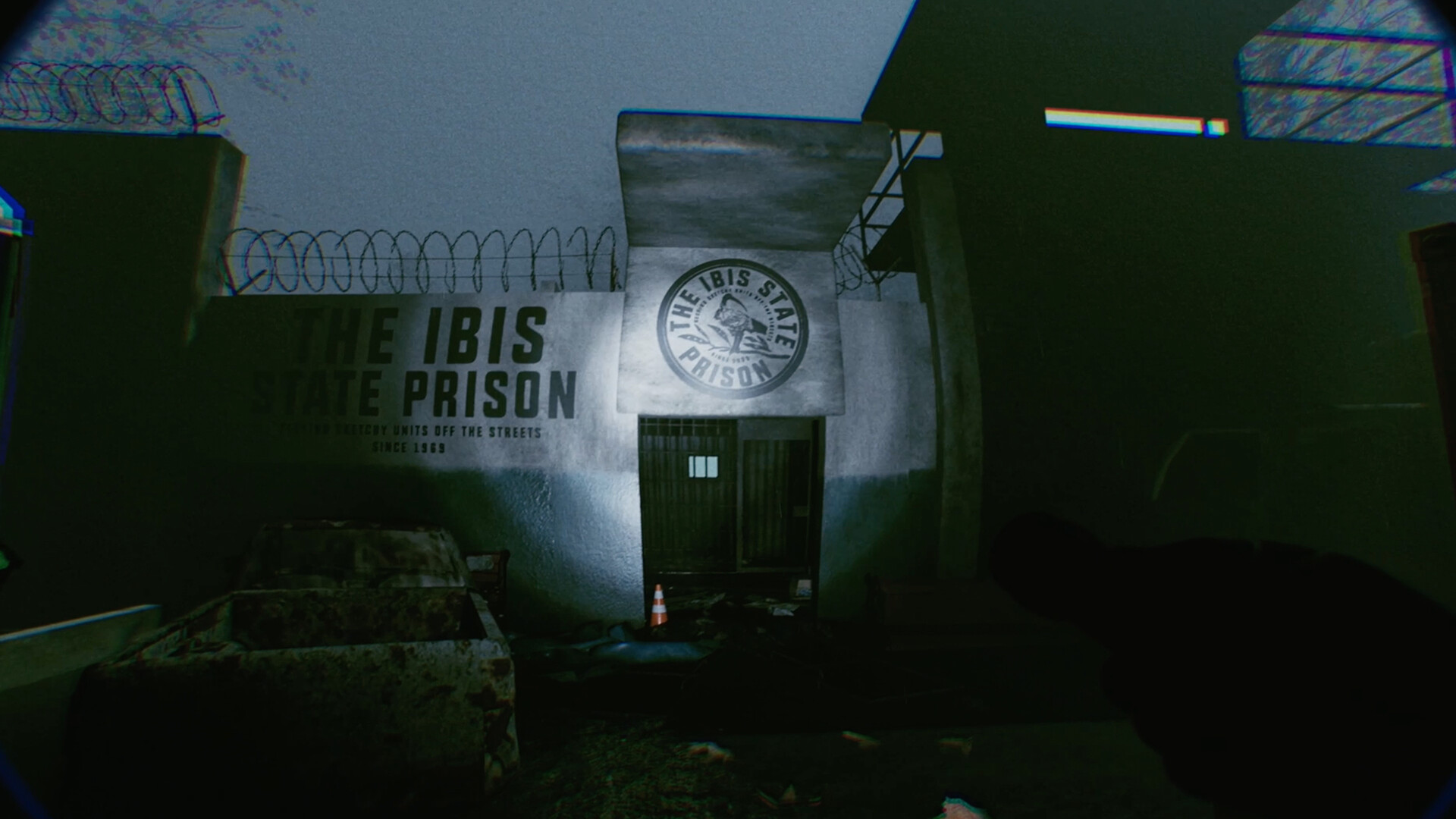 主角站在懸崖邊，俯瞰著一片被霧氣籠罩的山谷。