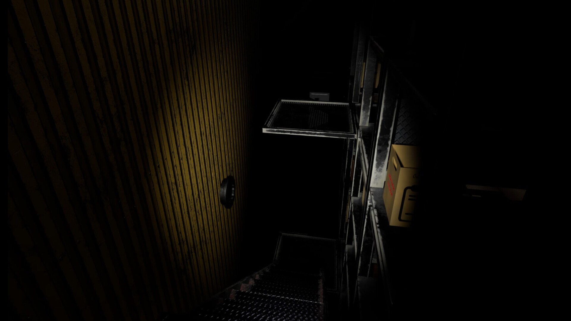 工廠的戶外區域，散落著化學桶，氛圍詭異