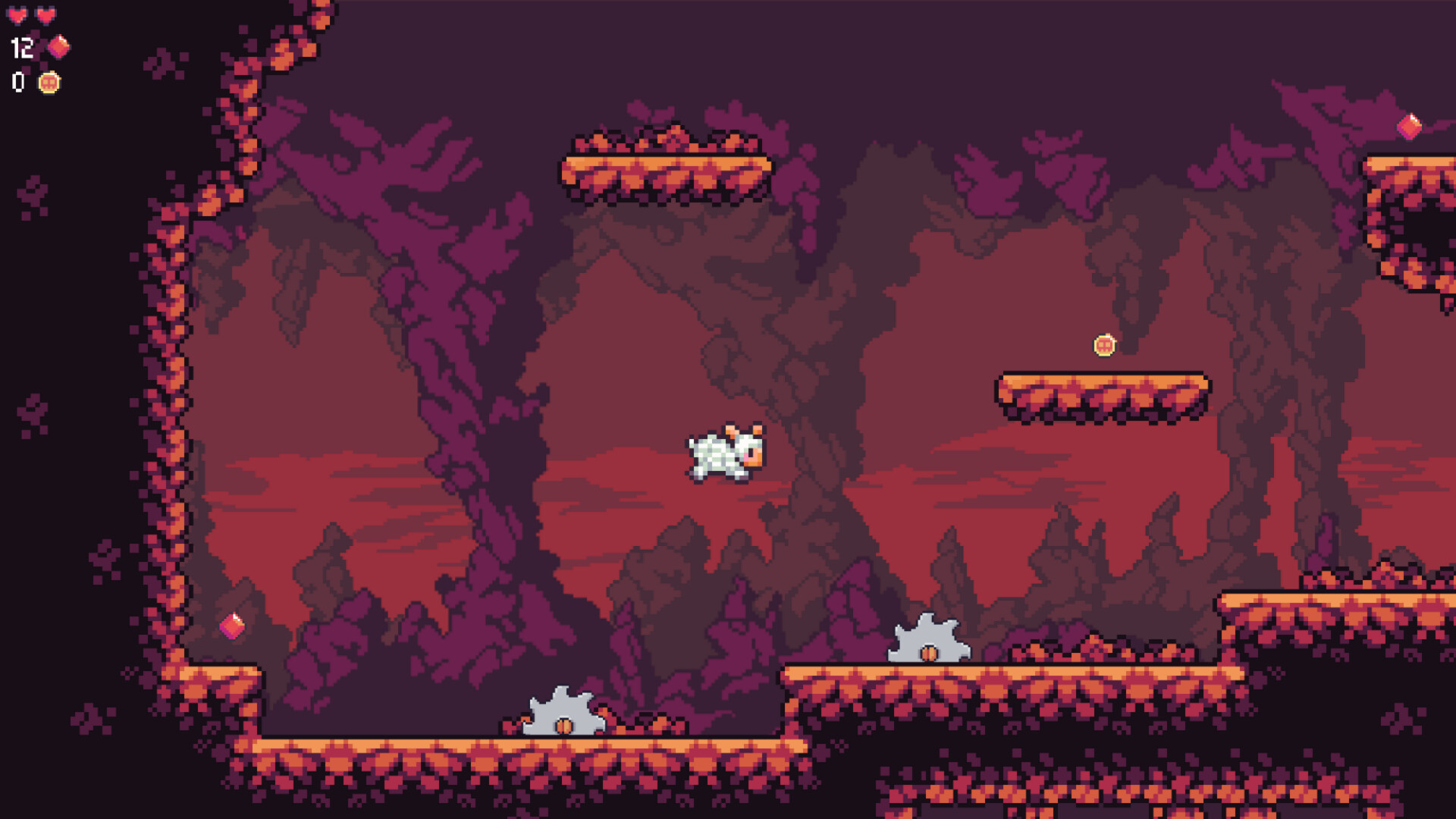 太空羊站在一個綠色外星球的懸崖邊,遠處有奇特的建築