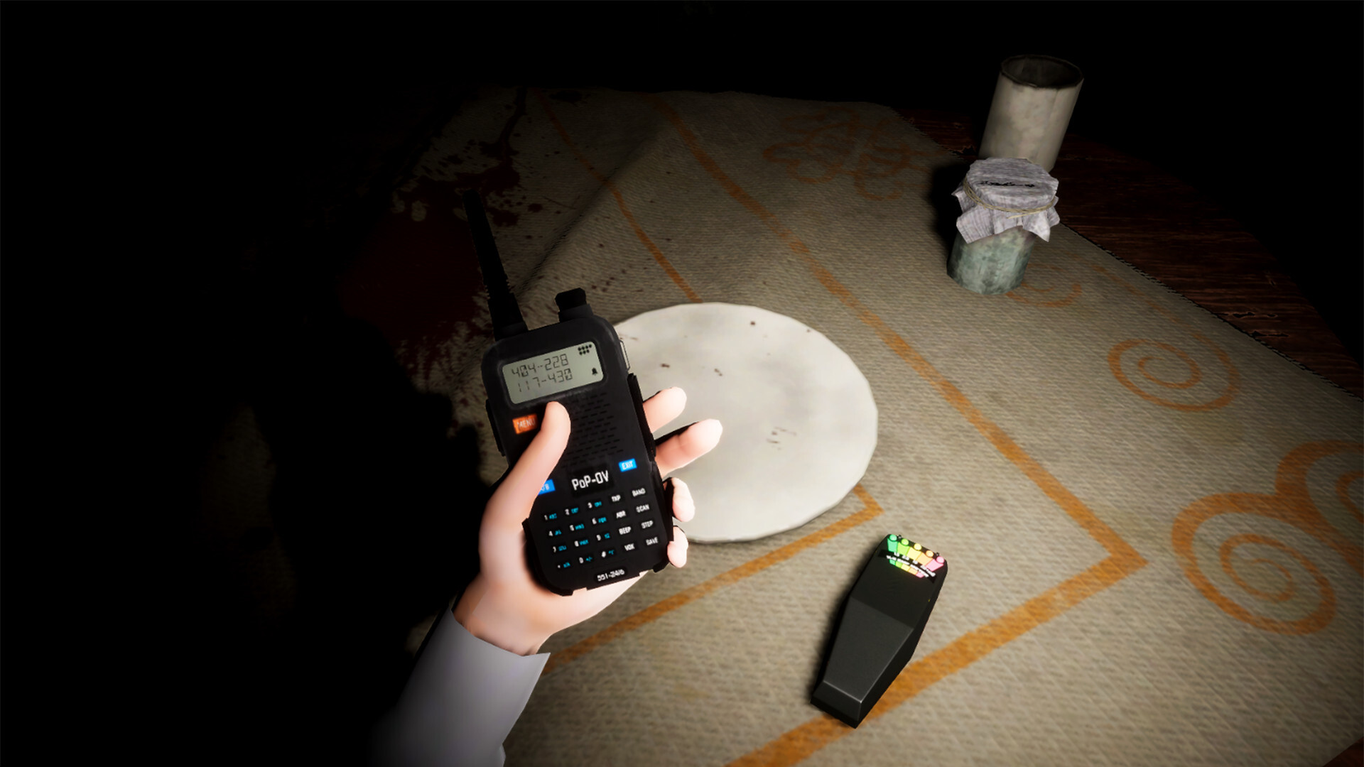 玩家扮演伊森，手持手電筒探索一間昏暗的房間。