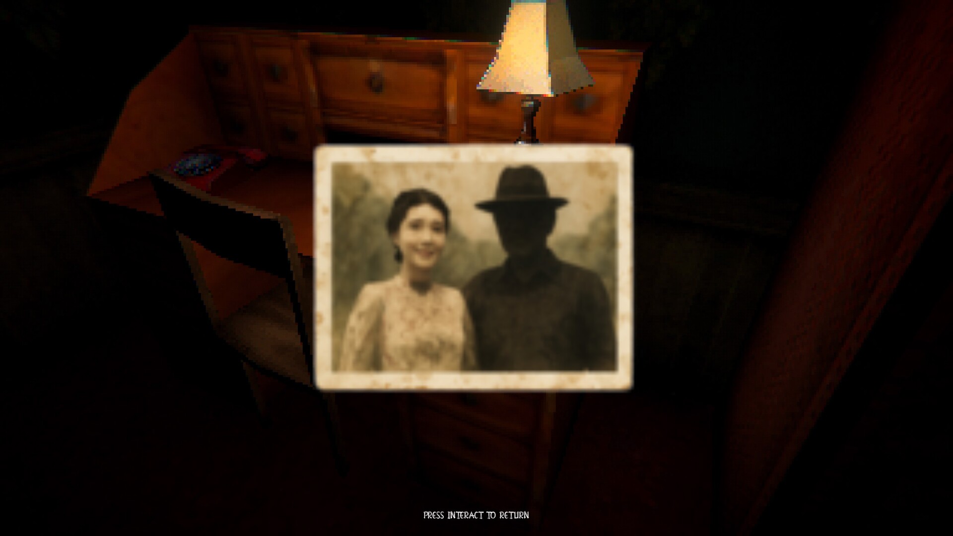 一個詭異的場景,牆上似乎有不祥的痕跡。