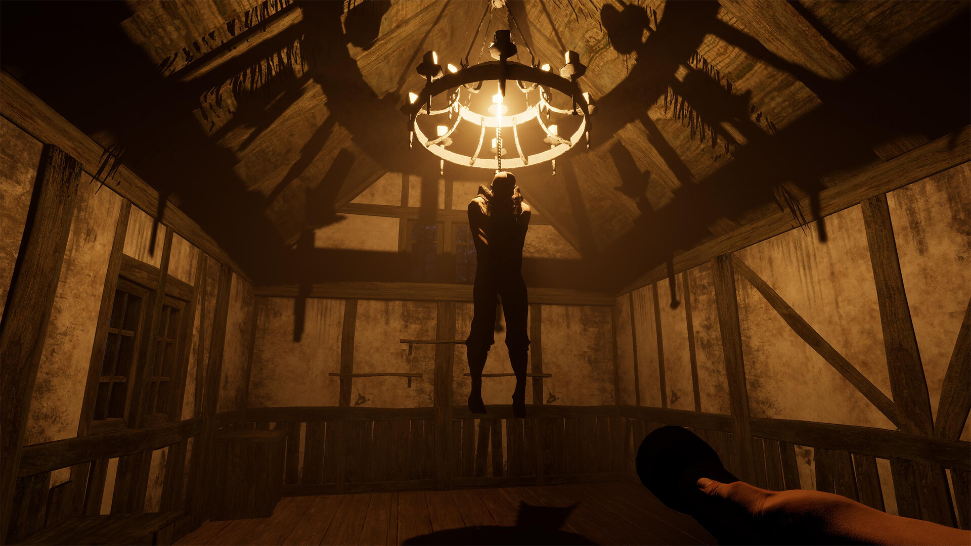 遊戲中一個被蠟燭環繞的祭壇場景，中央懸掛著一個被捆綁的人形物體