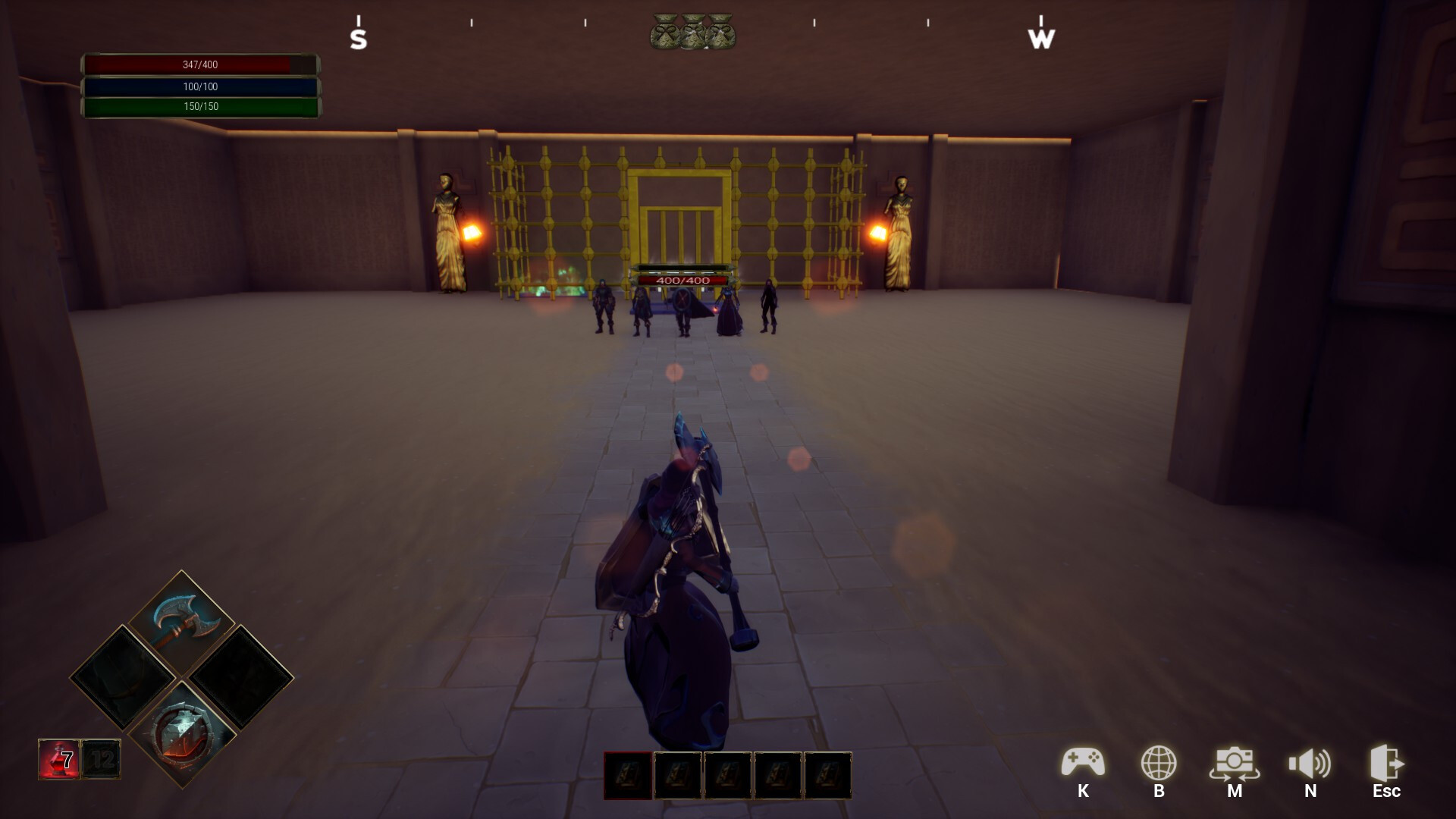 主角手持發光的魔法武器,準備施放強大的技能。