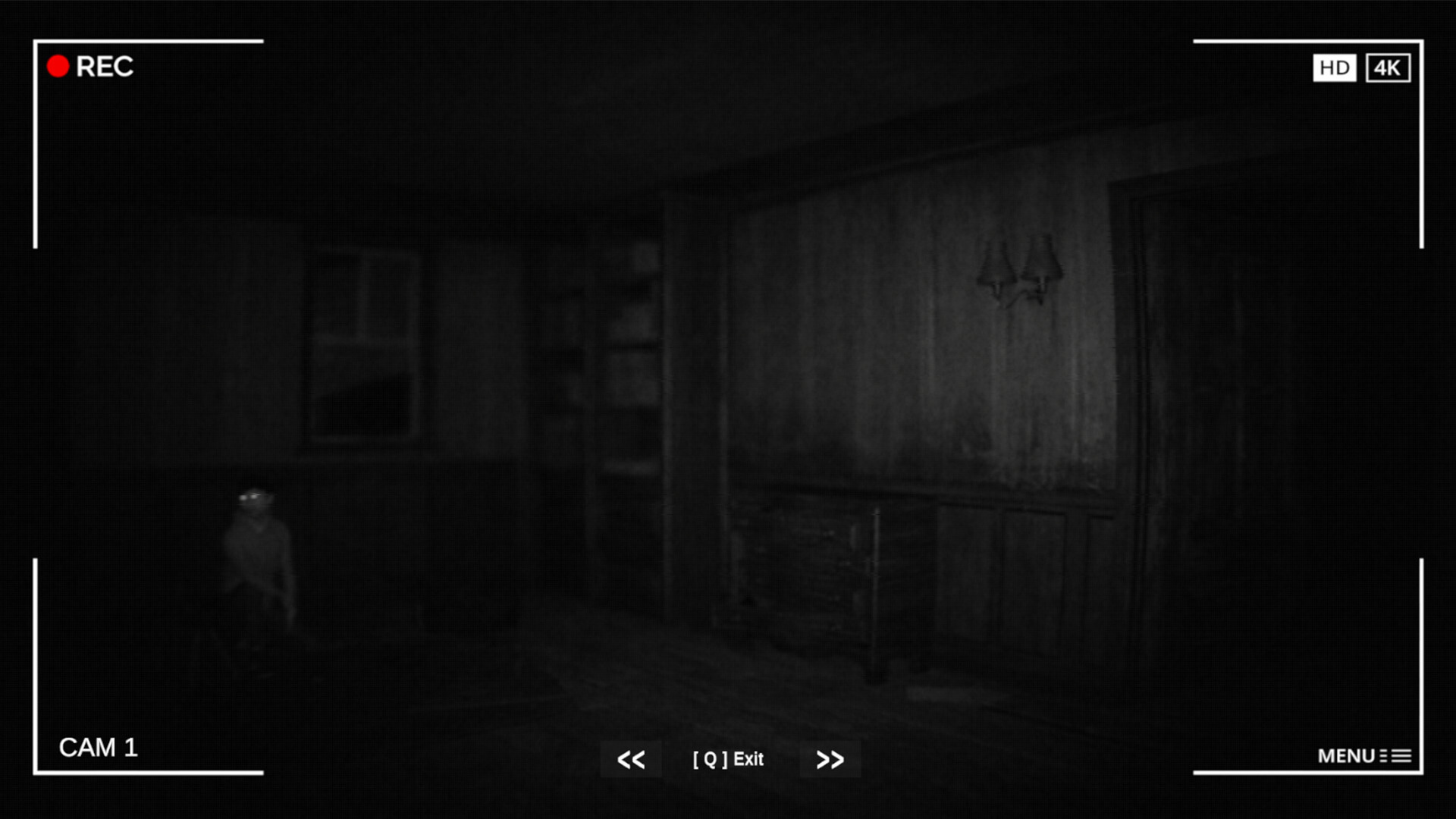 一個詭異的地下室場景，燈光昏暗，氣氛壓抑。