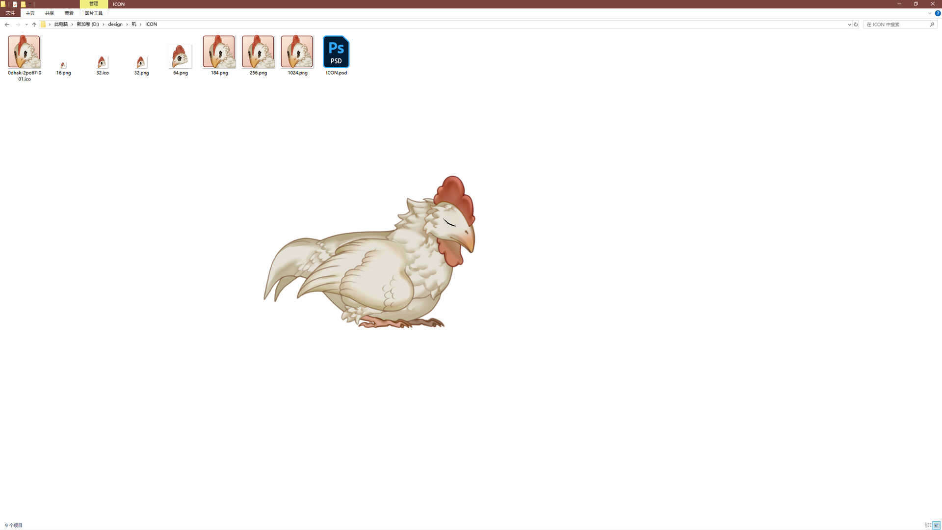 一隻巨大的小雞佔據了螢幕的大部分,背景是模糊的桌面。