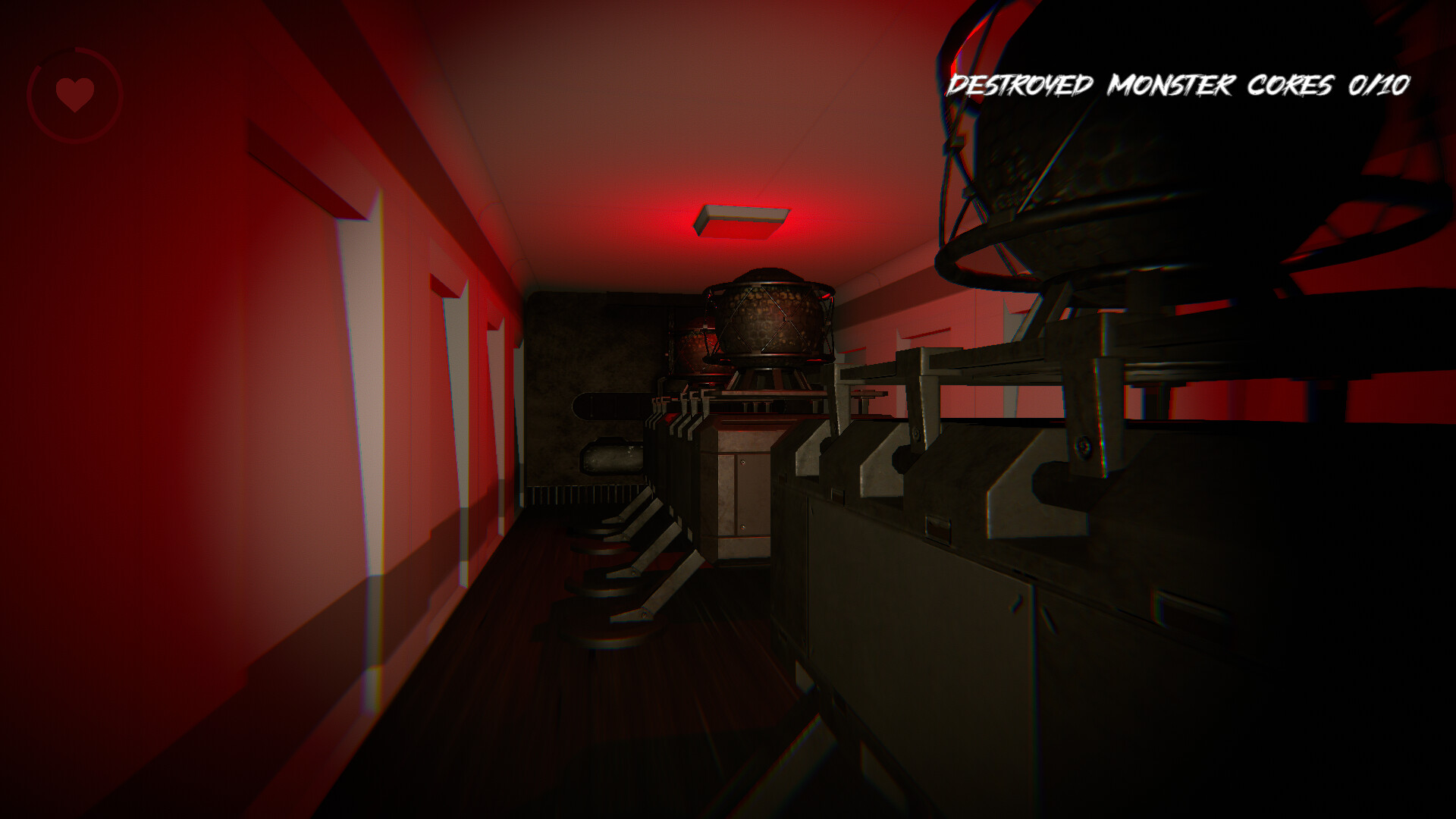 從一個通風管道口向外窺視，視角狹窄且充滿不確定性