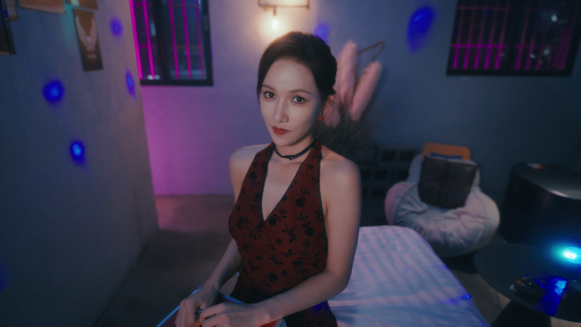 遊戲中兩位角色在戶外場景的互動。