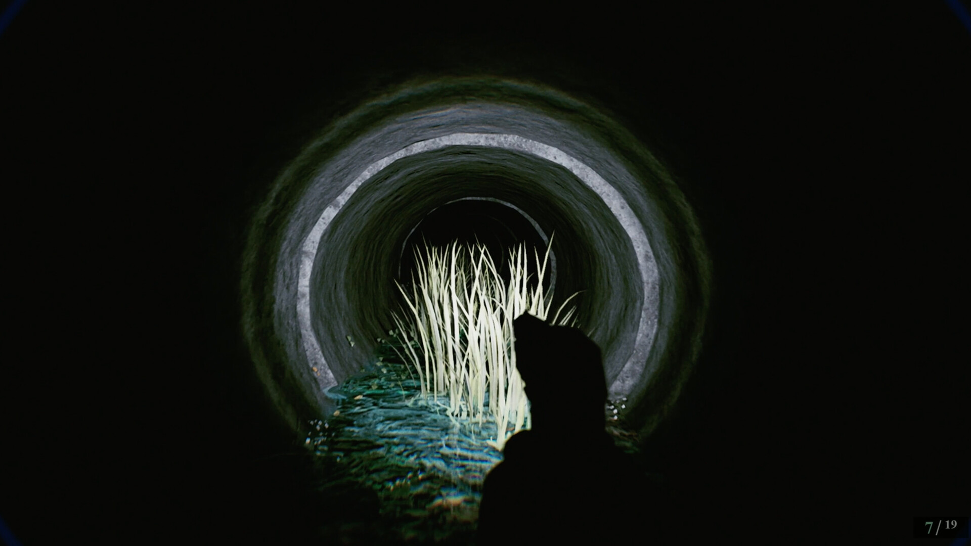 主角面對一個巨大的、充滿威脅的生物。