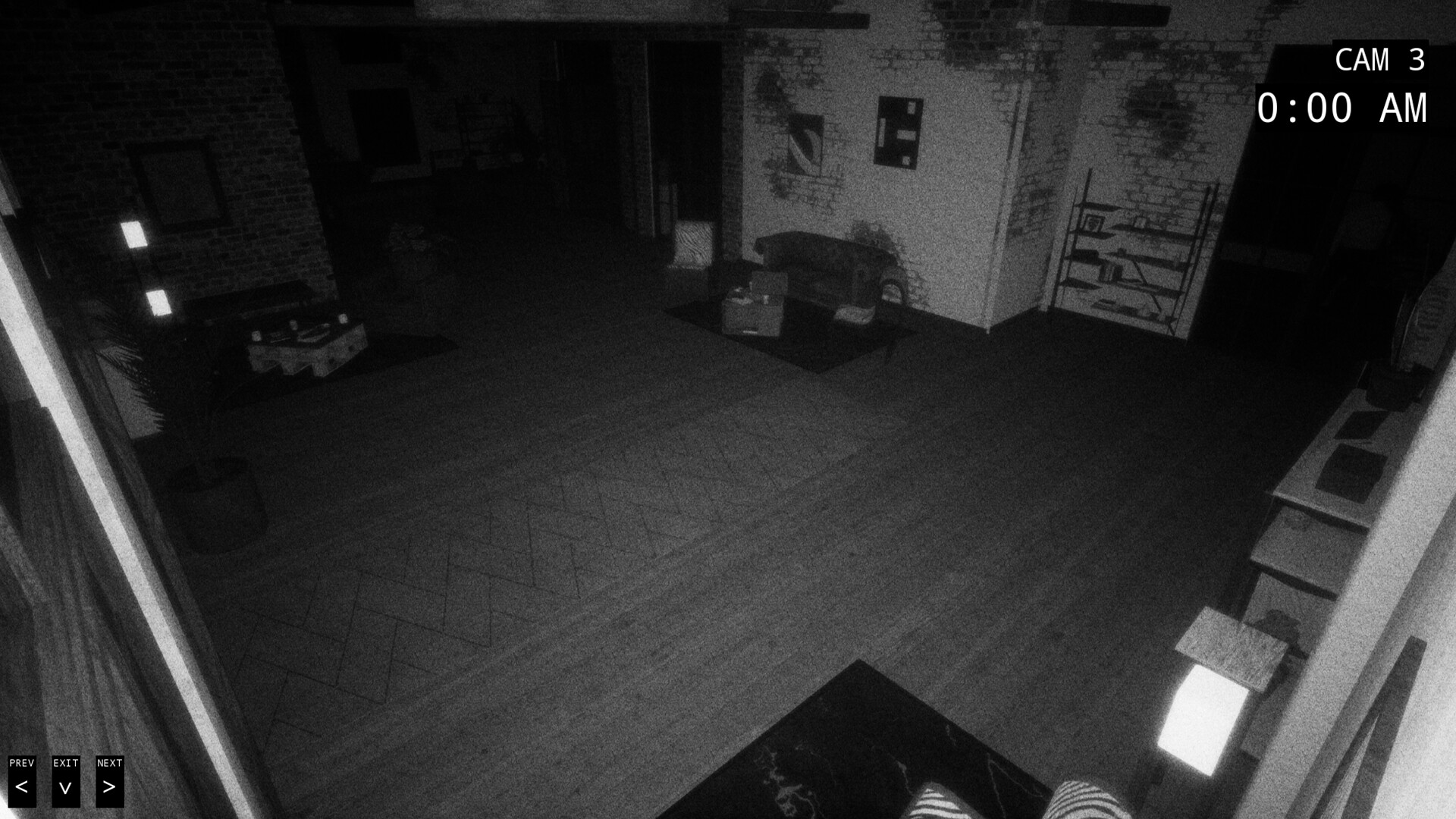 一名員工站在辦公桌前,氣氛詭異