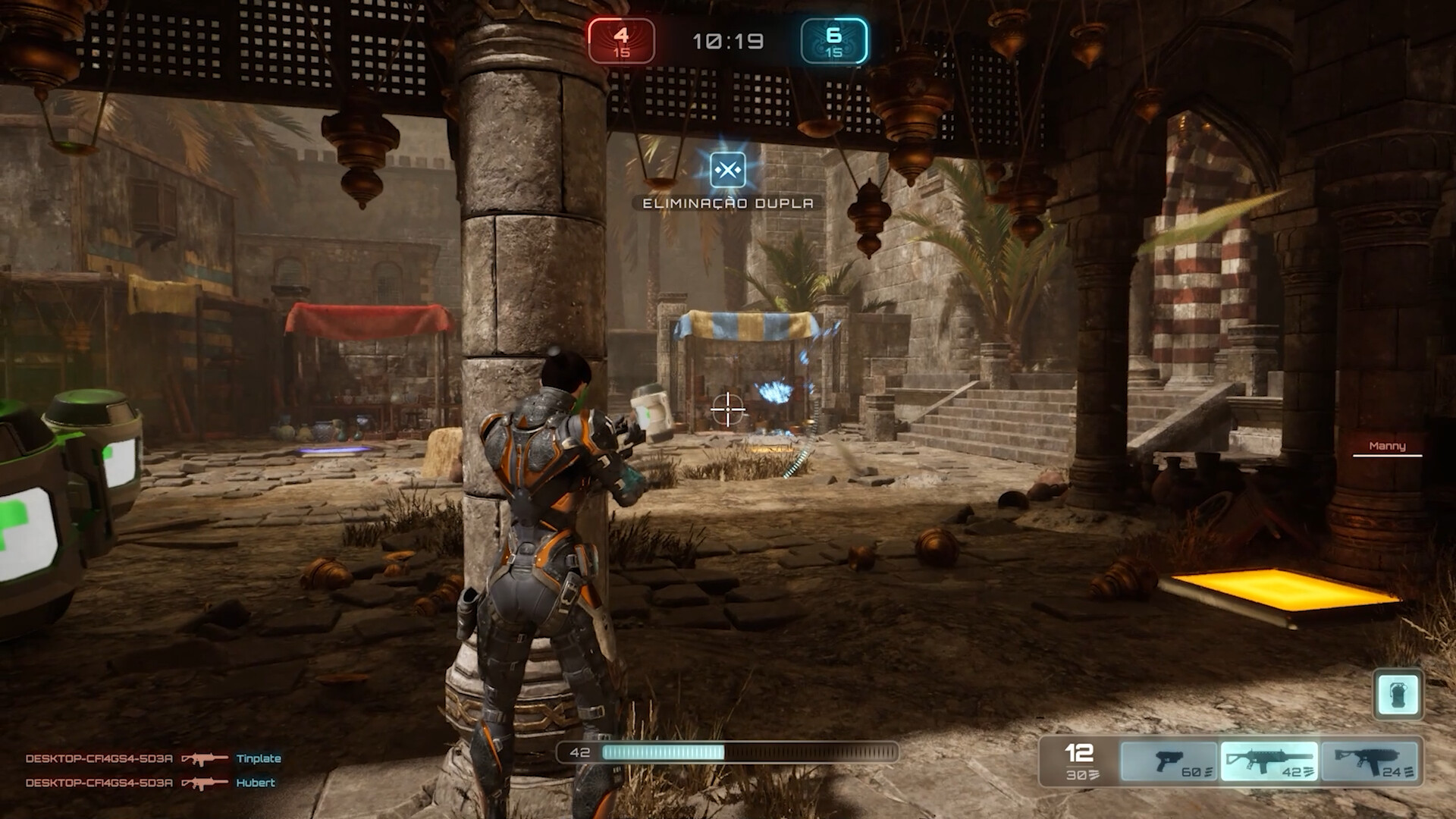 角色在一片充滿貨櫃的碼頭區域進行激烈槍戰，展現了遊戲的動態戰鬥場景。