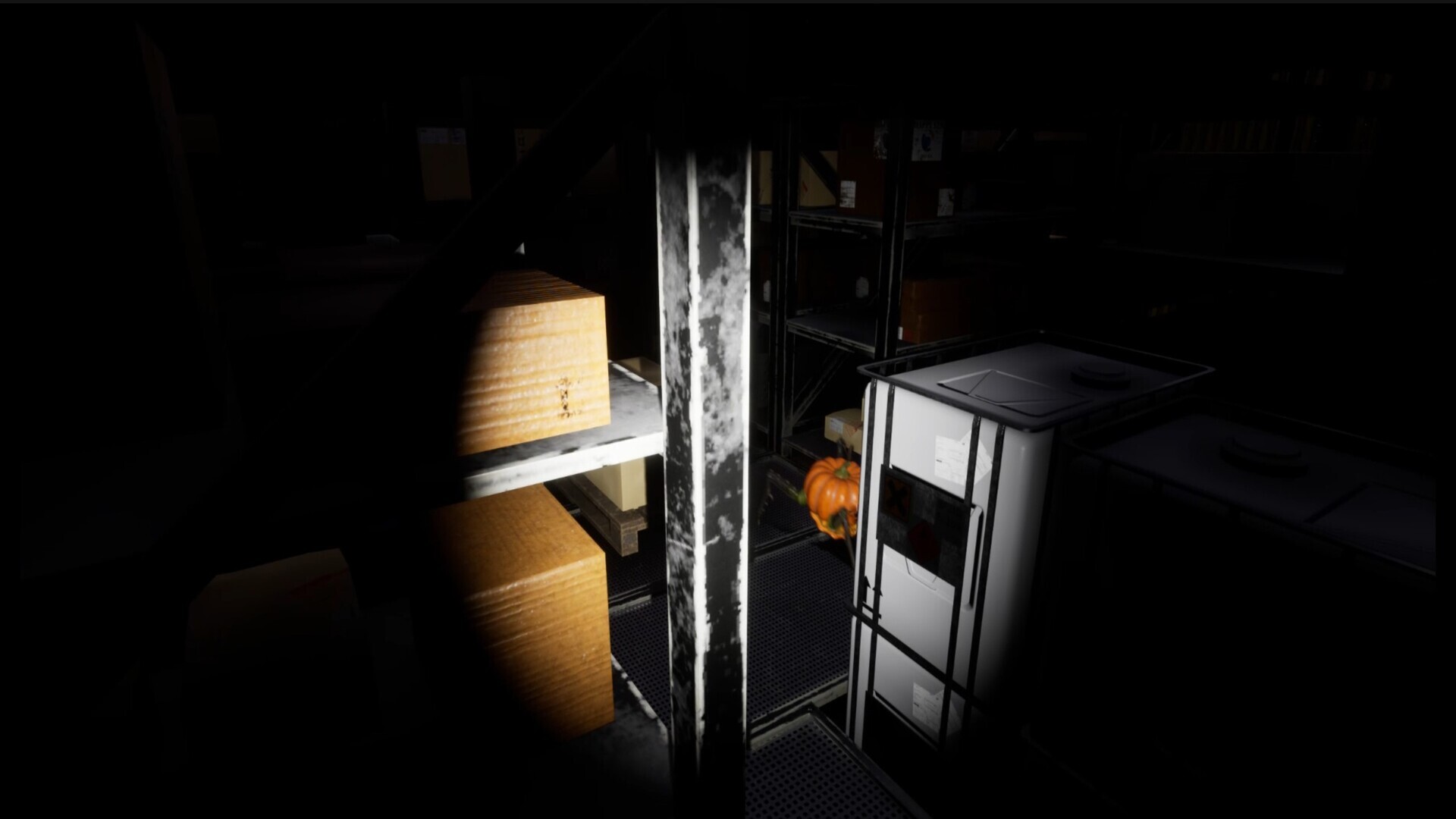 玩家躲藏在機械後方，窺視著遠處的通道